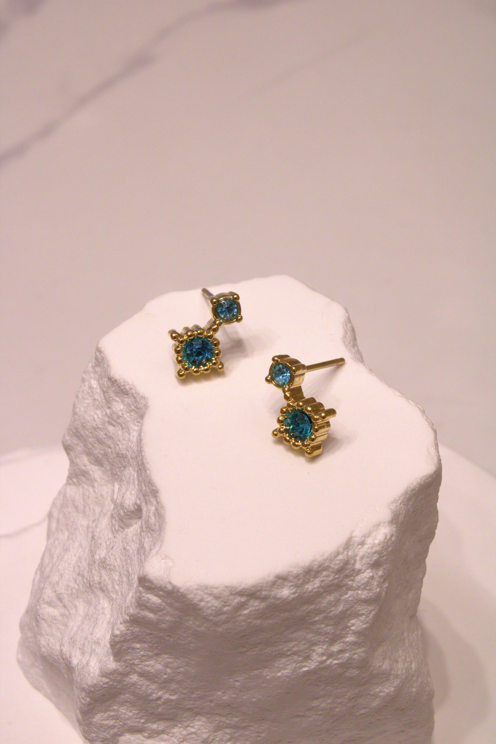 Grossiste MAISON OKAMI - Clous d’oreilles carrés sertis de pierres scintillantes