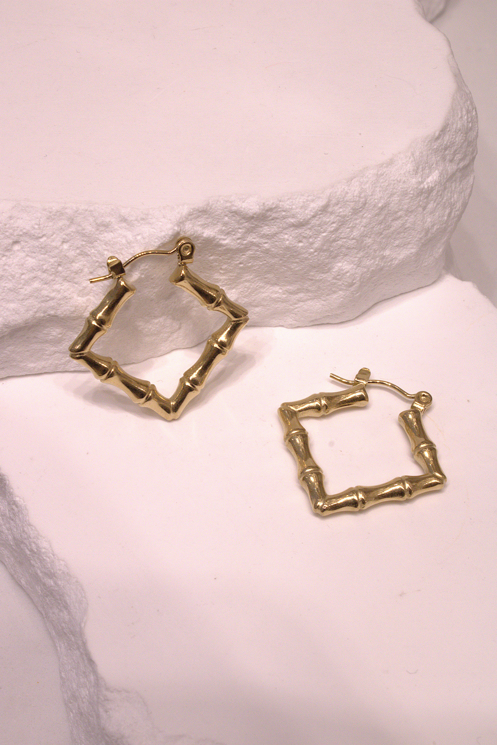 Grossiste MAISON OKAMI - Boucle d'oreille Créoles carrées effet bambou doré