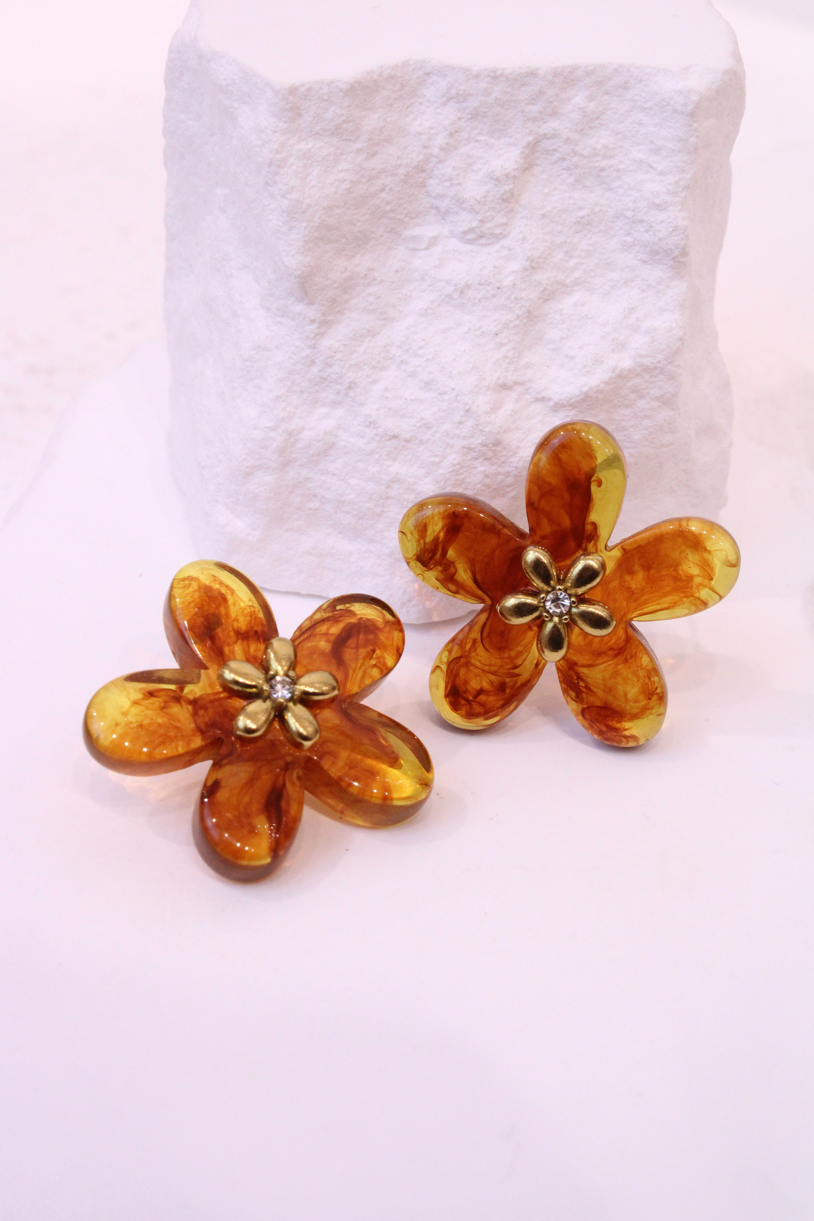 Wholesaler MAISON OKAMI - Resin petal floral earrings