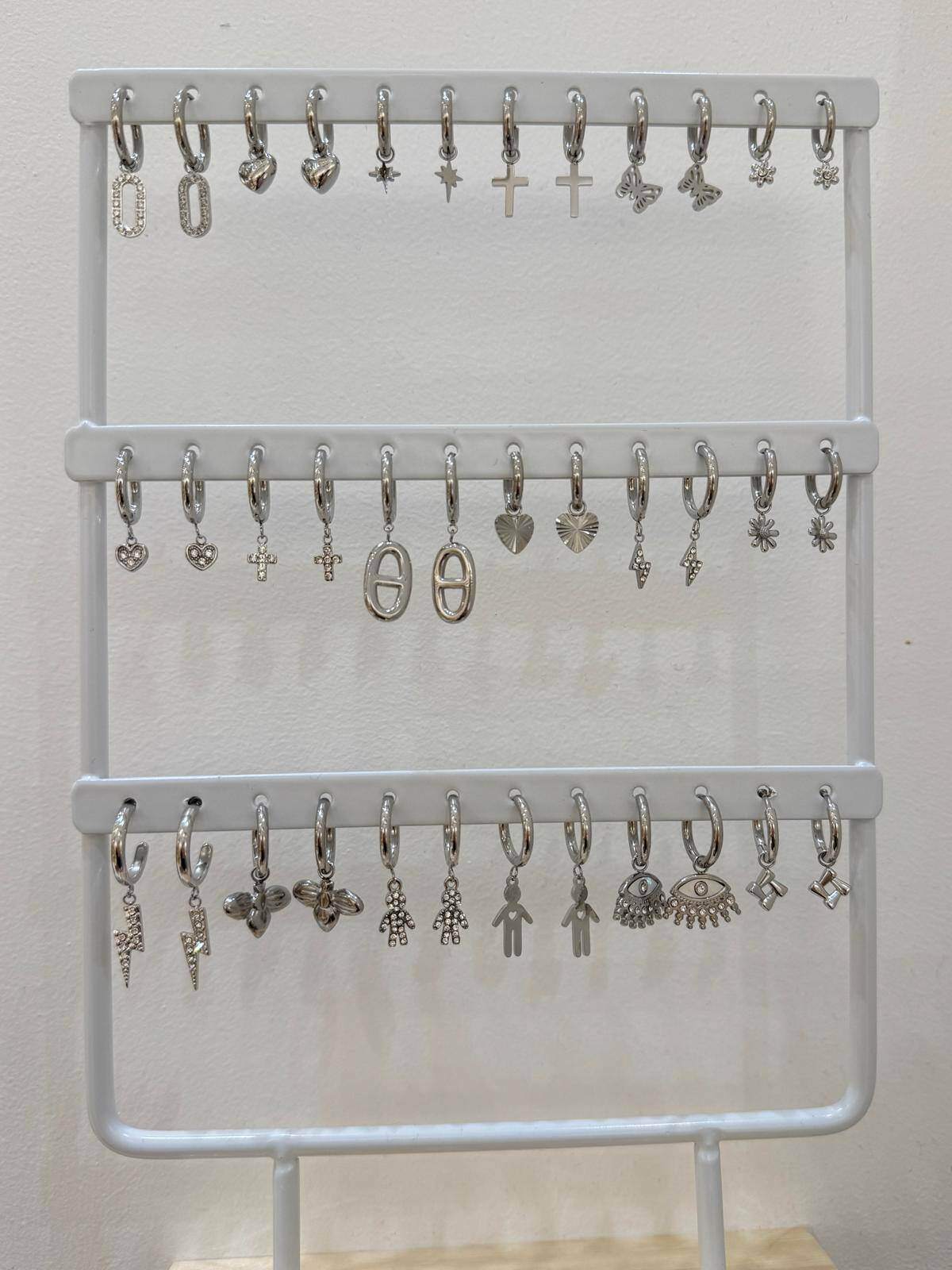 Grossiste MAISON OKAMI - Présentoir de boucles d’oreilles créoles dorées avec pendentifs tendance