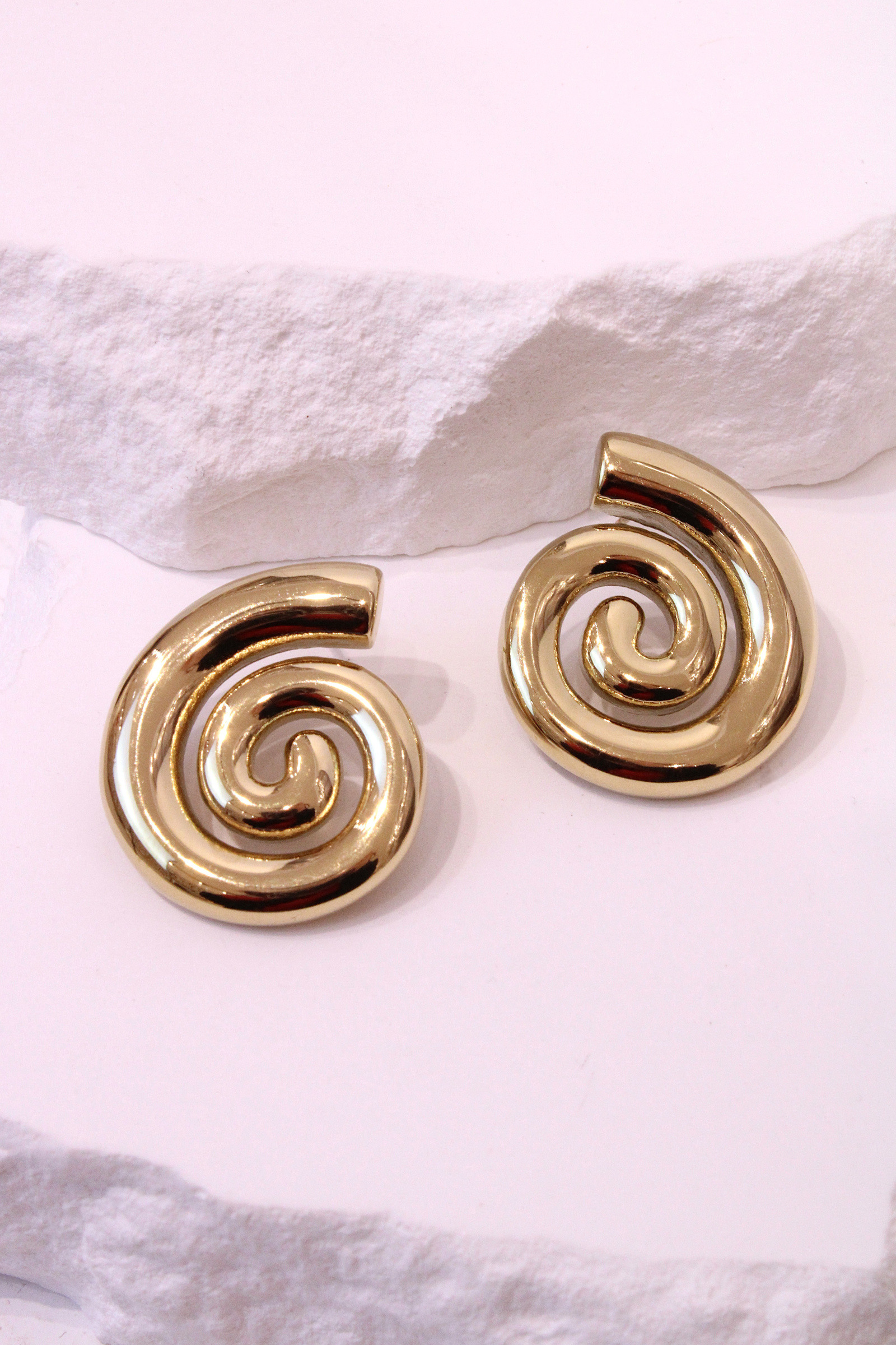 Grossiste MAISON OKAMI - Boucles d’oreilles spirale dorée