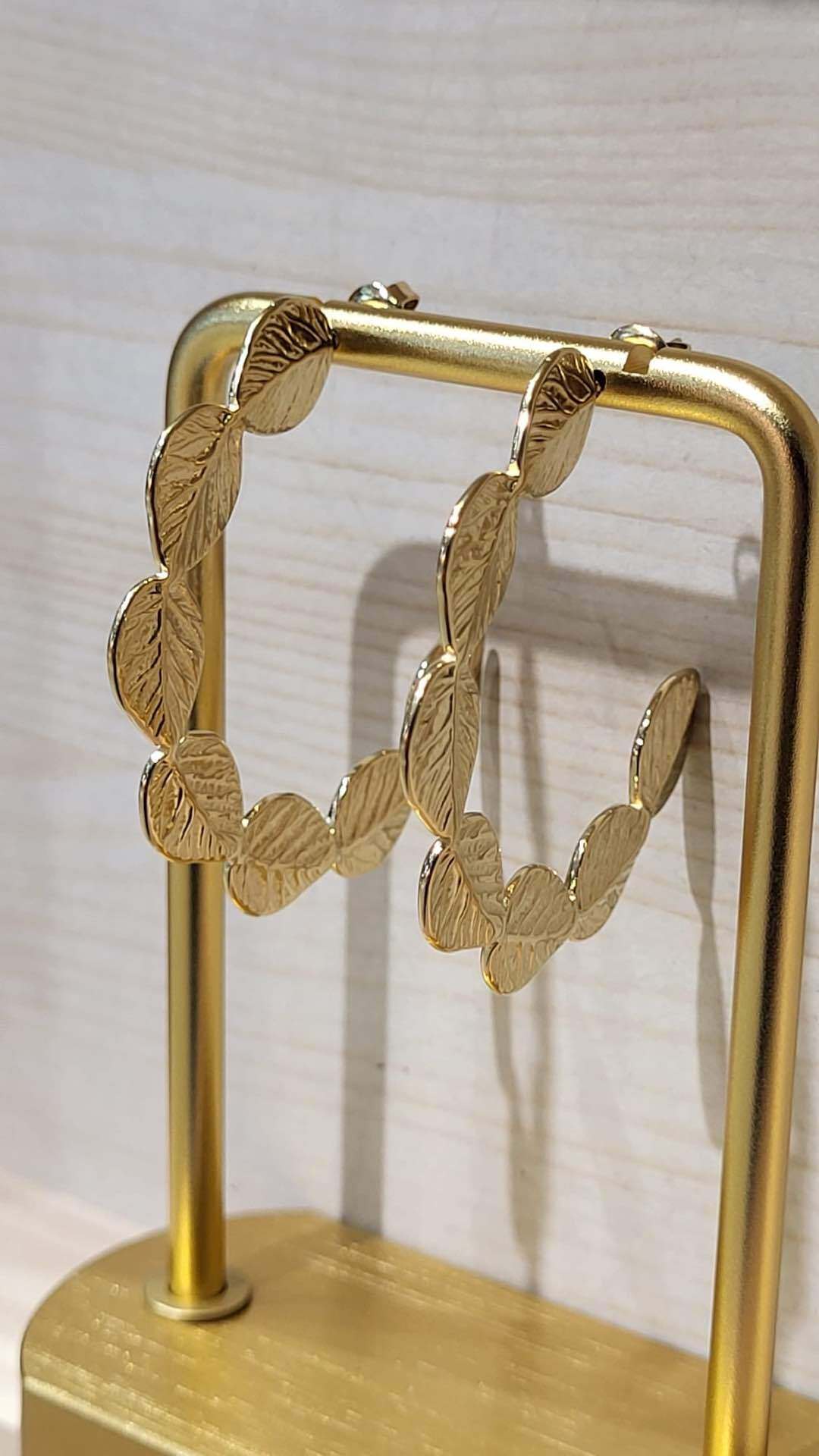 Grossiste MAISON OKAMI - Boucles d'oreilles en acier inoxydable avec motif feuilles