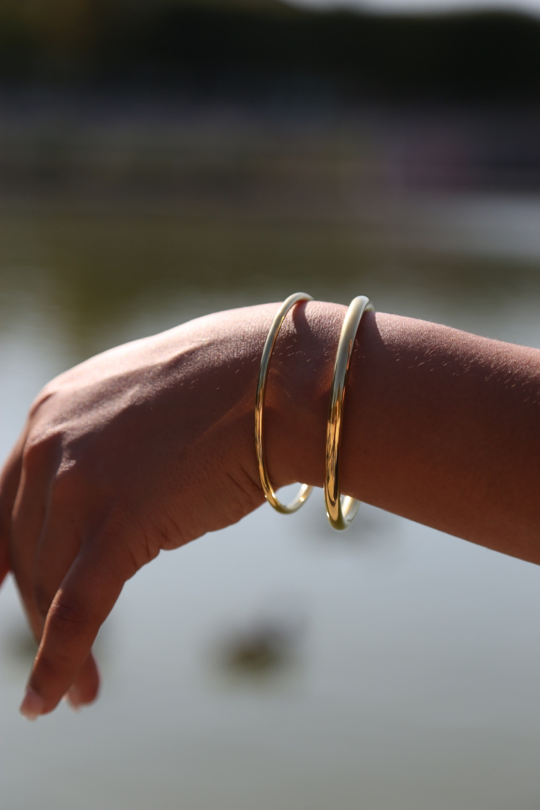 Wholesaler MAISON OKAMI - Wide bangle bracelet in golden brass - Timeless sophistication