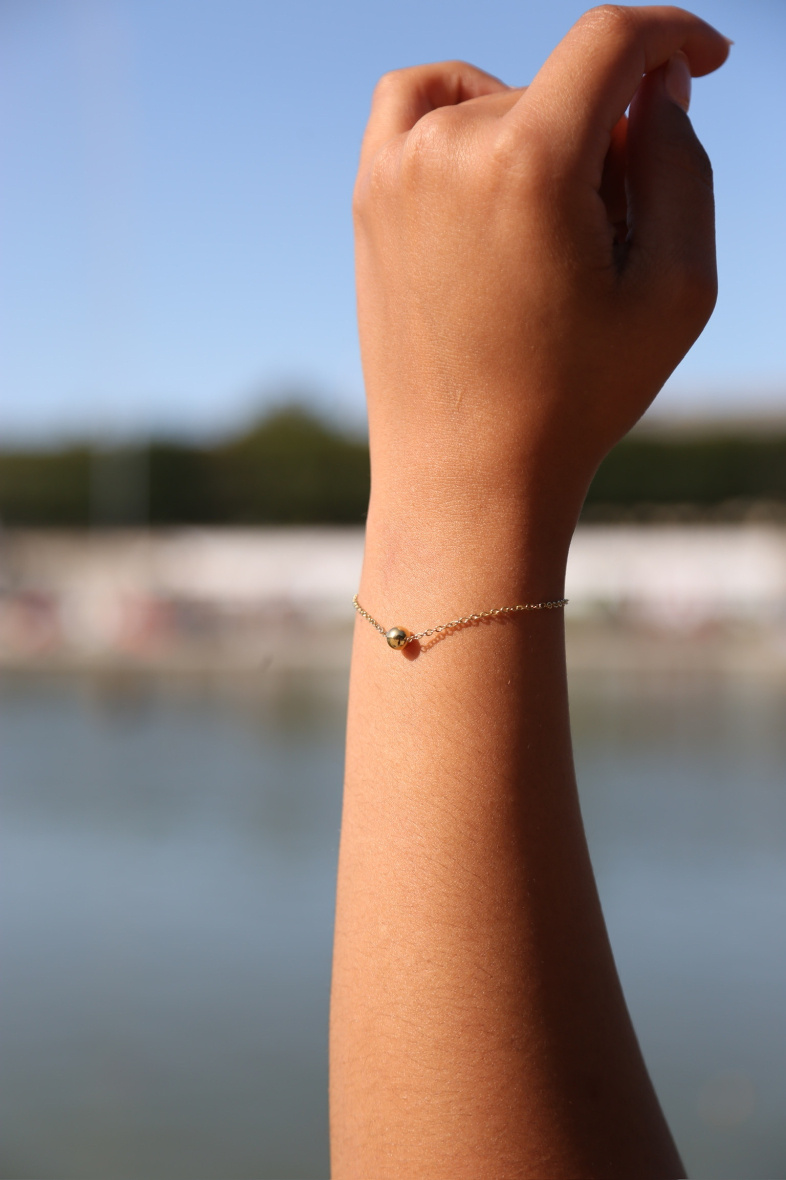 Wholesaler MAISON OKAMI - Pearl chain bracelet in golden brass - Refined minimalism by Maison Okami