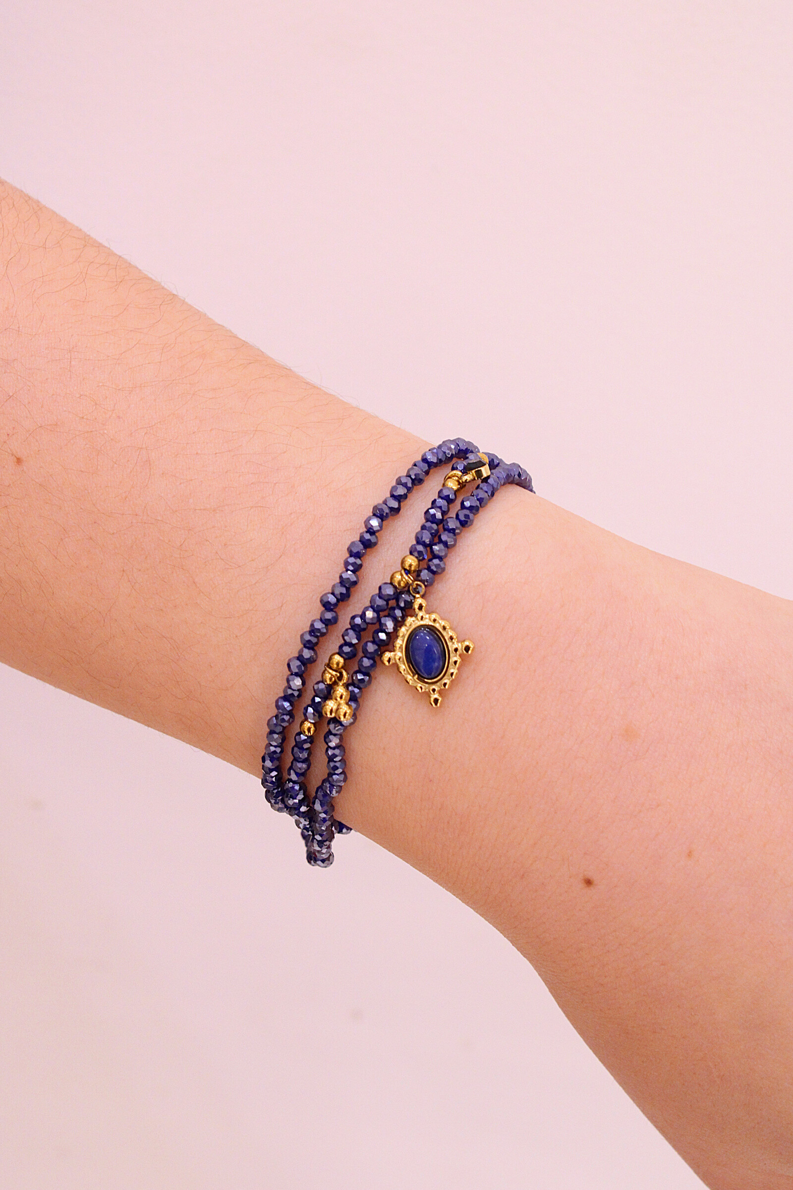 Wholesaler MAISON OKAMI - Feminine bracelet in fine pearls with central pendant