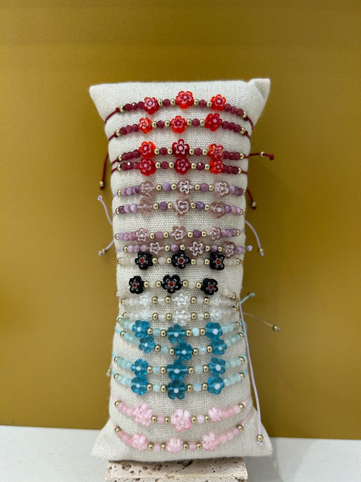 Grossiste MAISON OKAMI - 18 Bracelets floraux perlÃÂ©s avec dÃÂ©tails dÃÂ©licats