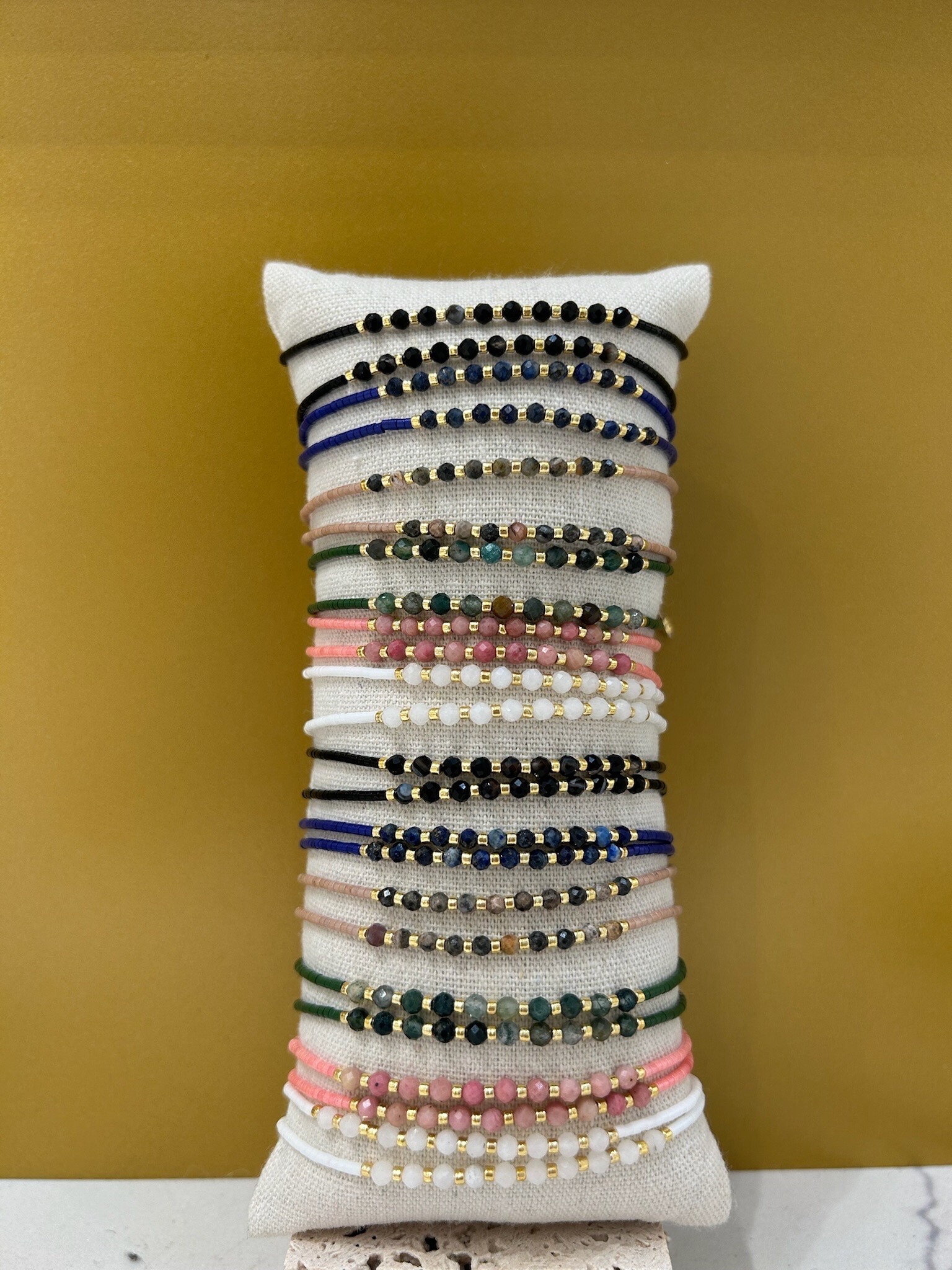 Großhändler MAISON OKAMI - Packung mit minimalistischen Perlen- und Fadenarmbändern.