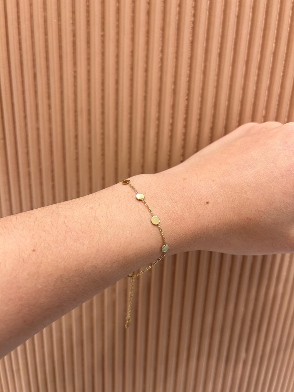 Wholesaler MAISON OKAMI - Thin bracelet with delicate round medallions