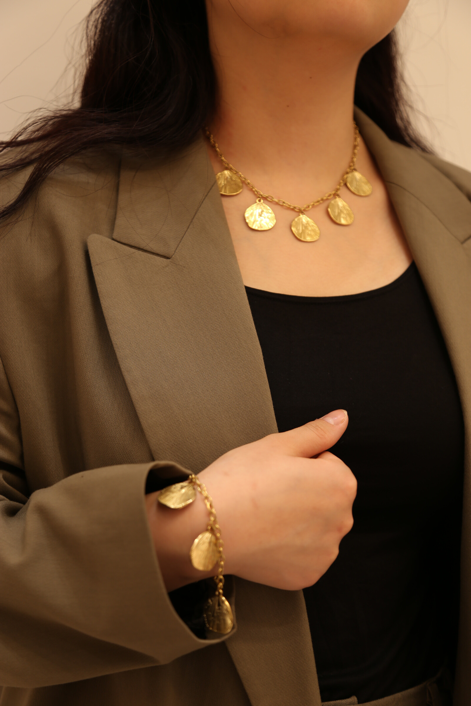Mayorista MAISON OKAMI - Pulsera de cadena con colgantes de conchas.