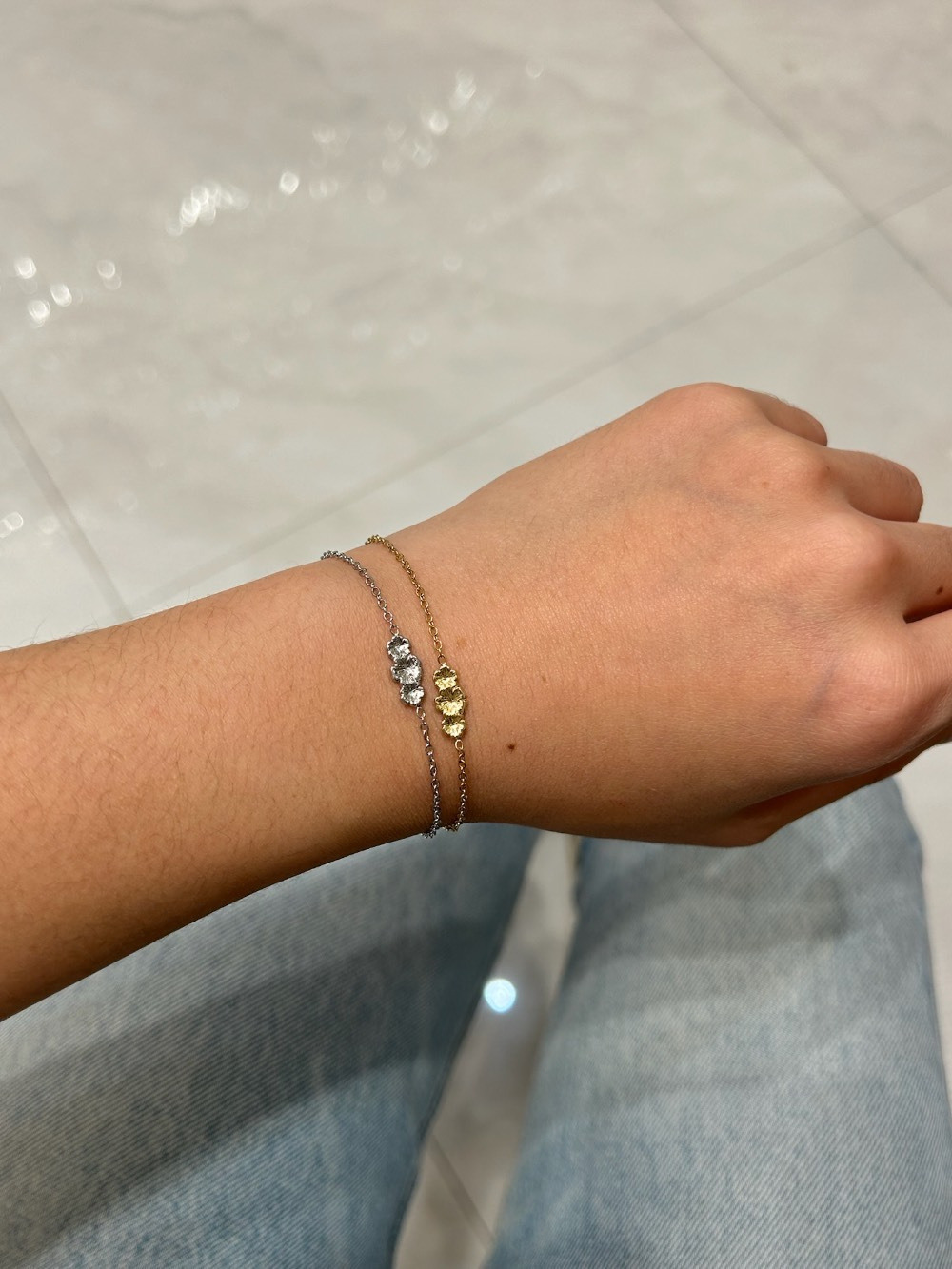Wholesaler MAISON OKAMI - Thin bracelet with embossed leaf pendant
