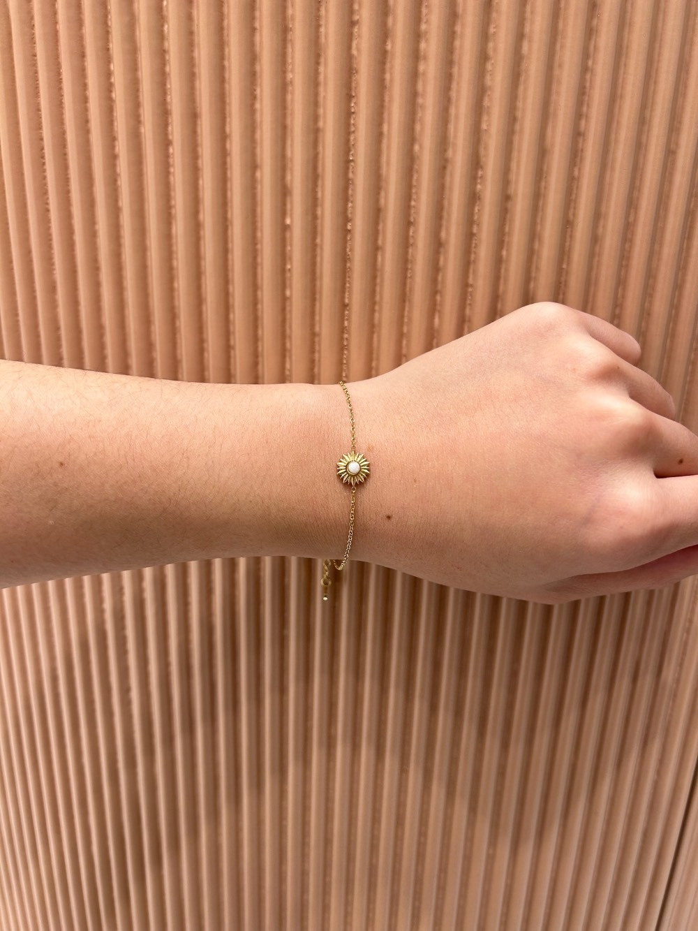 Wholesaler MAISON OKAMI - Thin bracelet with solar medallion and central stone
