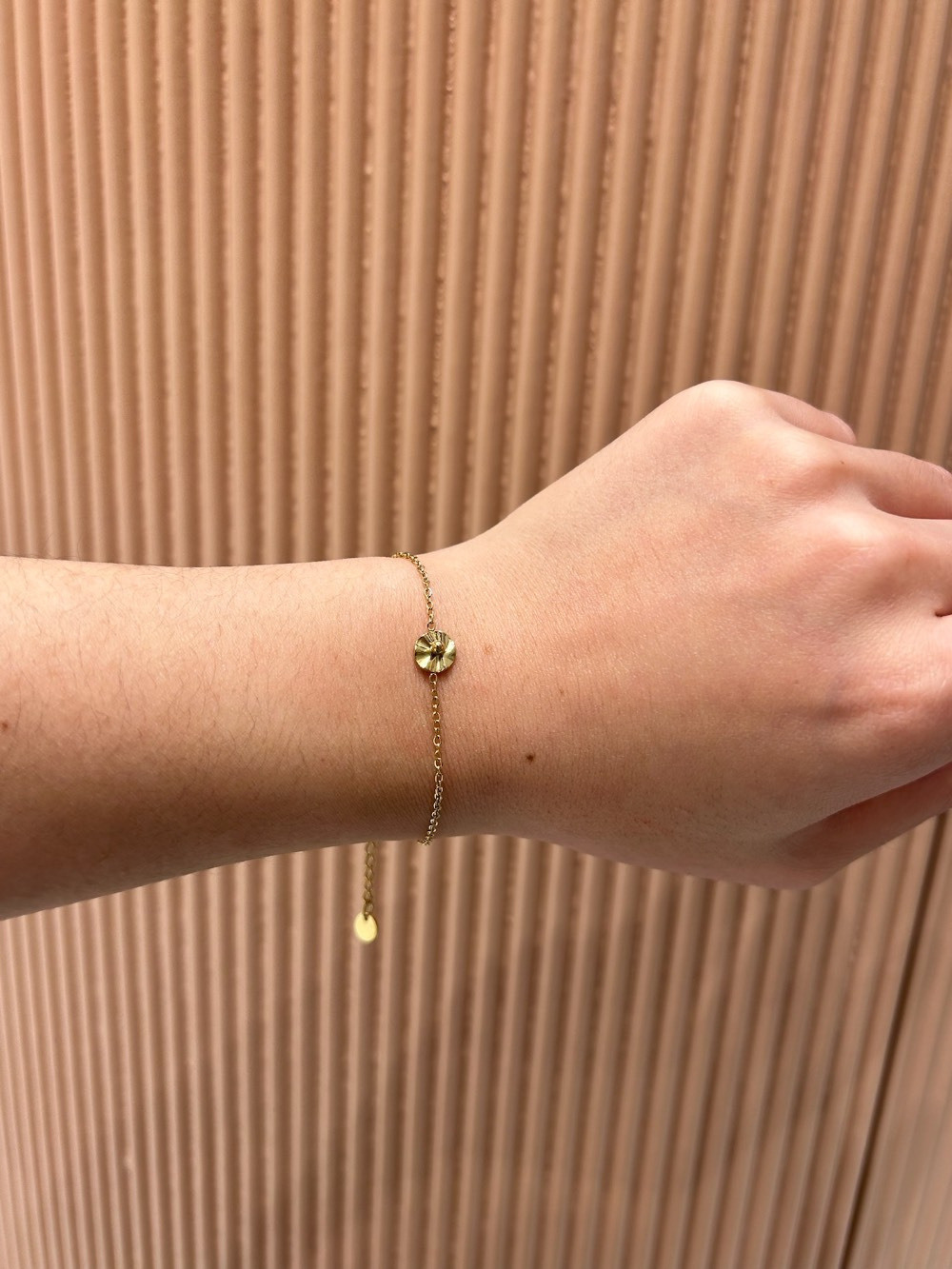 Wholesaler MAISON OKAMI - Thin bracelet with engraved flower pendant