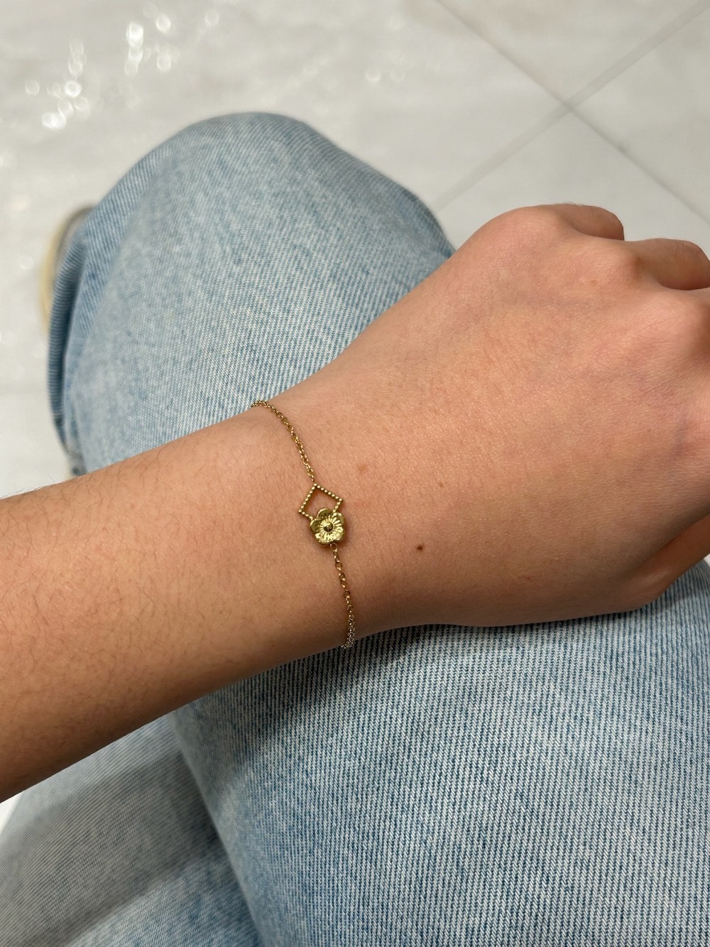 Wholesaler MAISON OKAMI - Thin bracelet with geometric pendant and flower