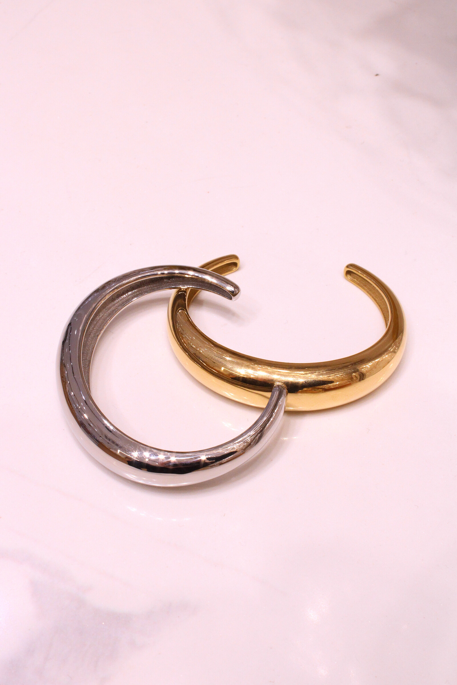 Mayorista MAISON OKAMI - Pulsera fina de resina con diseño minimalista.