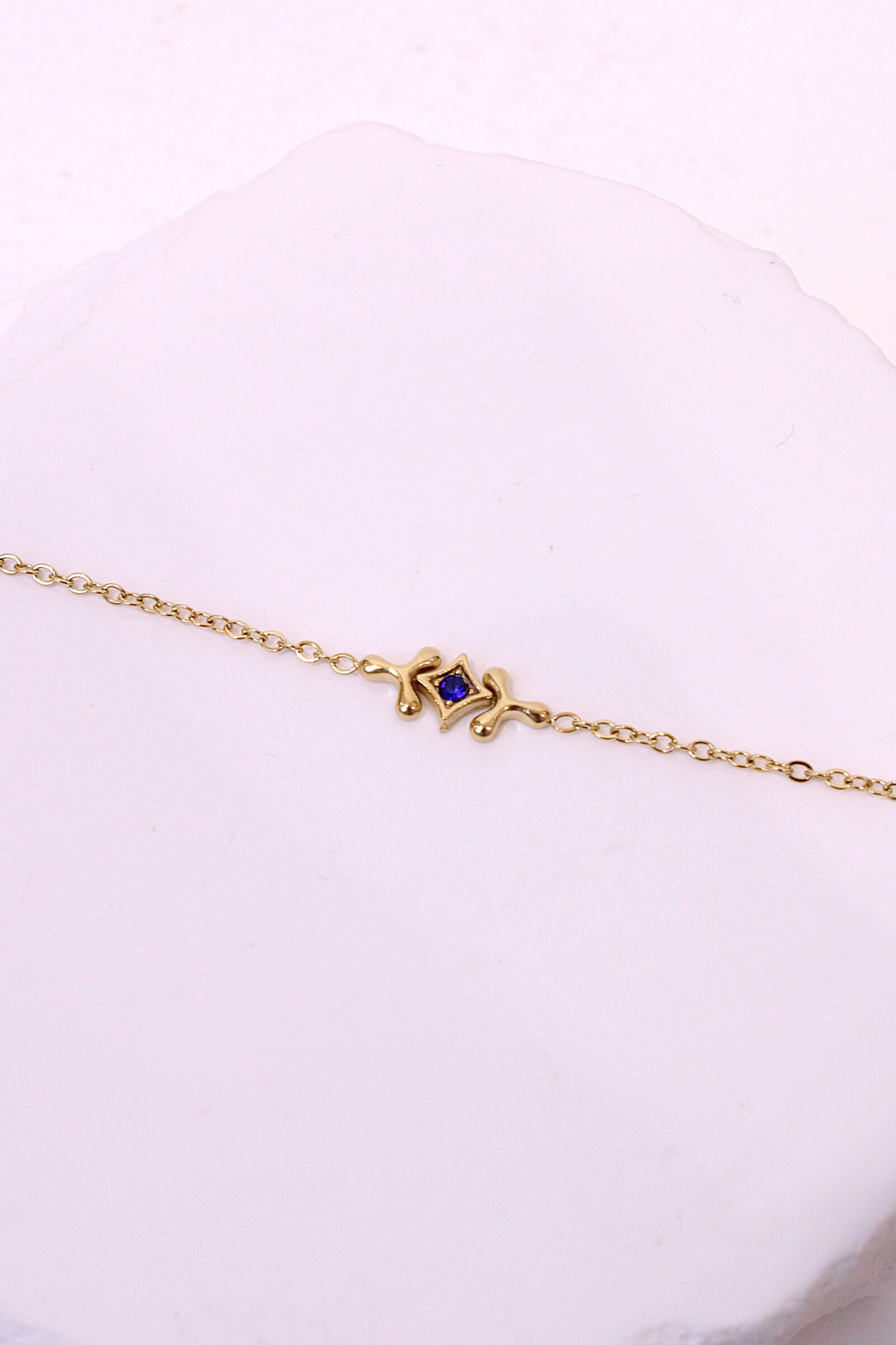 Wholesaler MAISON OKAMI - Fine gold bracelet with baroque motif and square stone