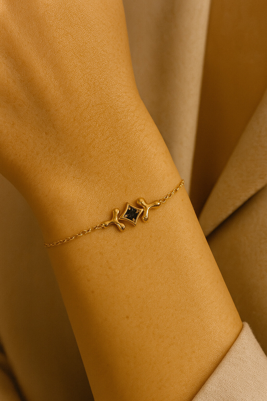 Grossista MAISON OKAMI - Bracciale dorato fine con motivo barocco e pietra quadrata