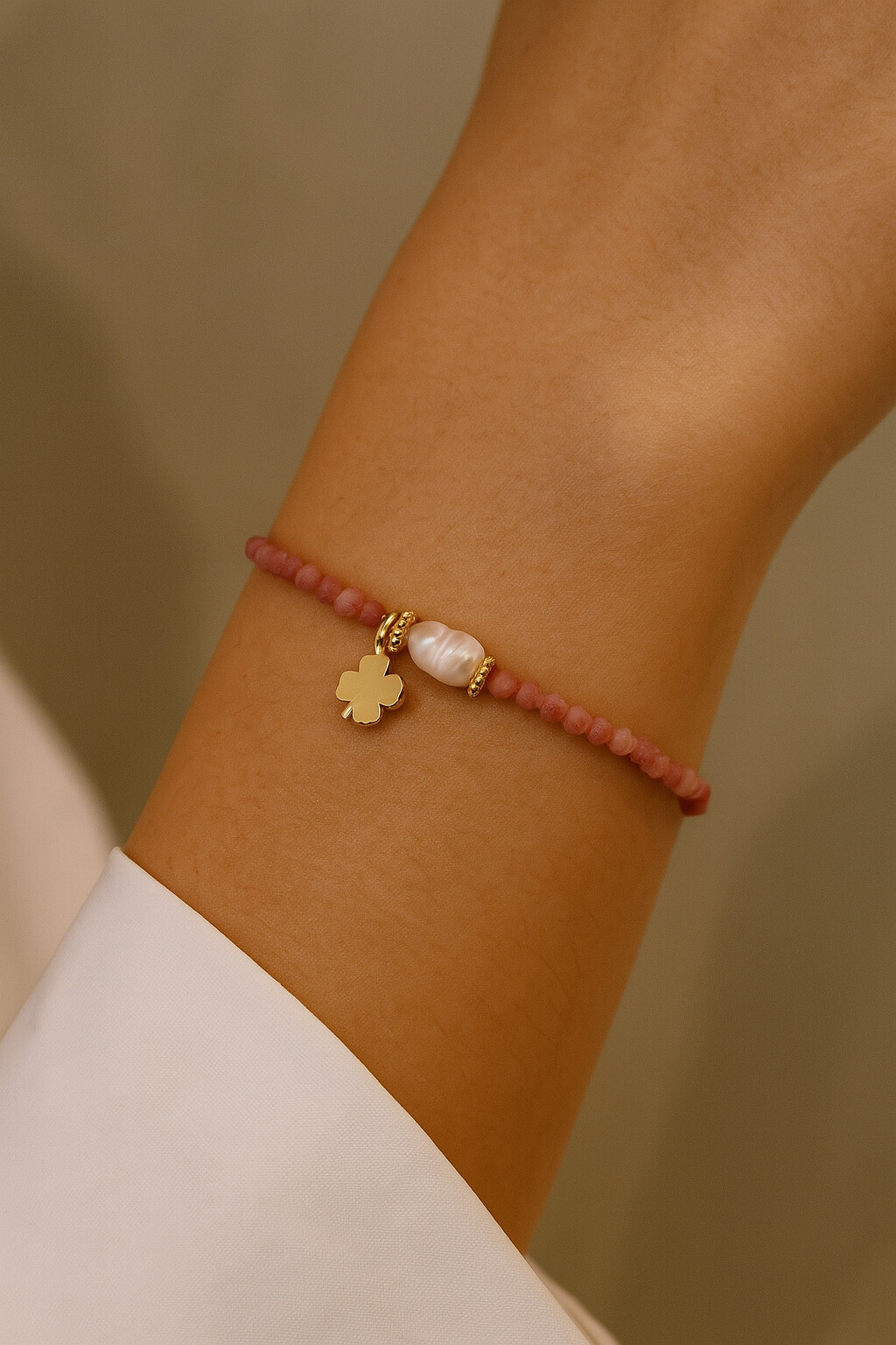 Grossista MAISON OKAMI - Bracciale con perline marroni con perla barocca e ciondolo a trifoglio