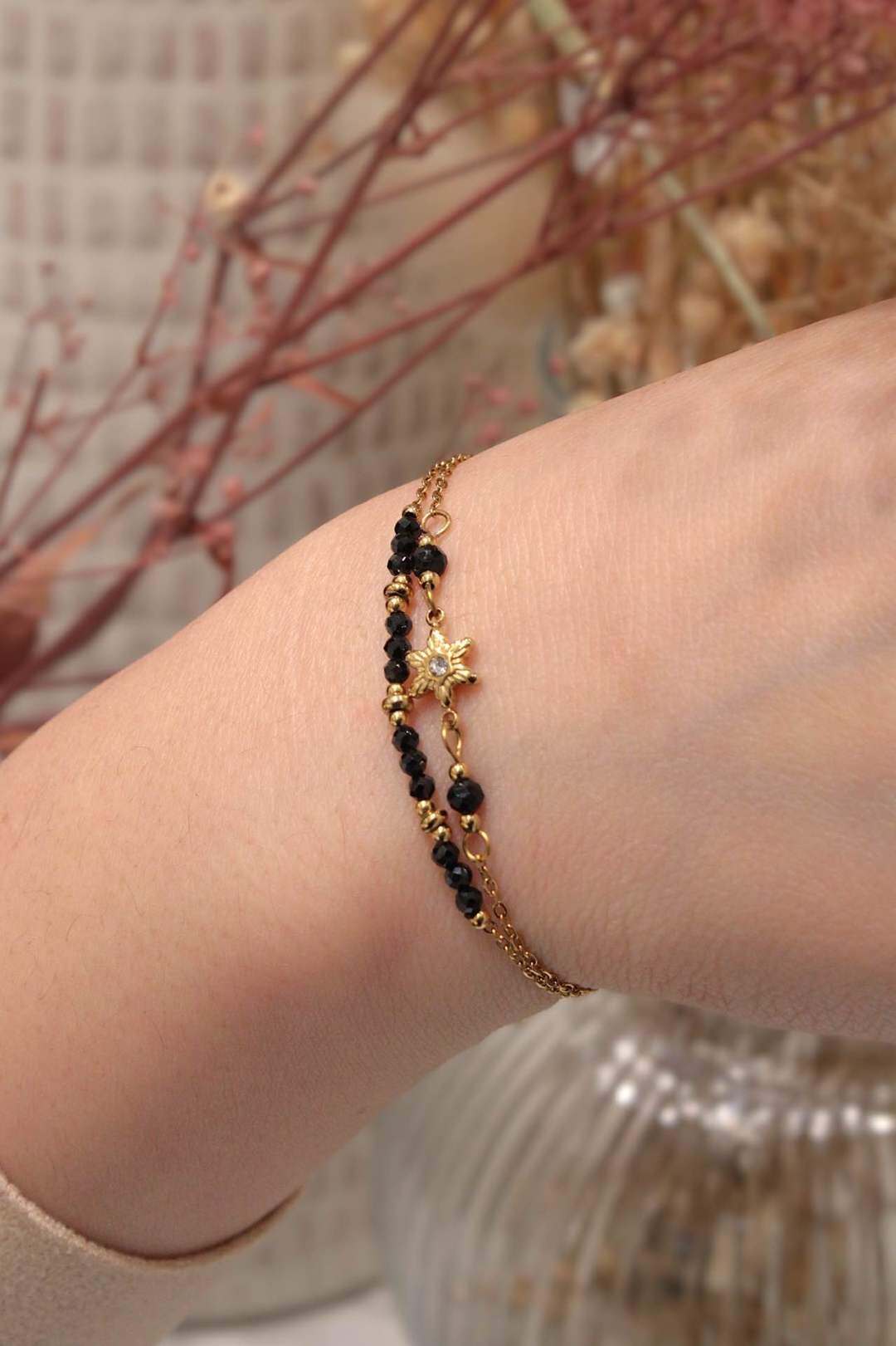 Grossiste MAISON OKAMI - Bracelet élégant en pierre naturelle avec motifs délicats