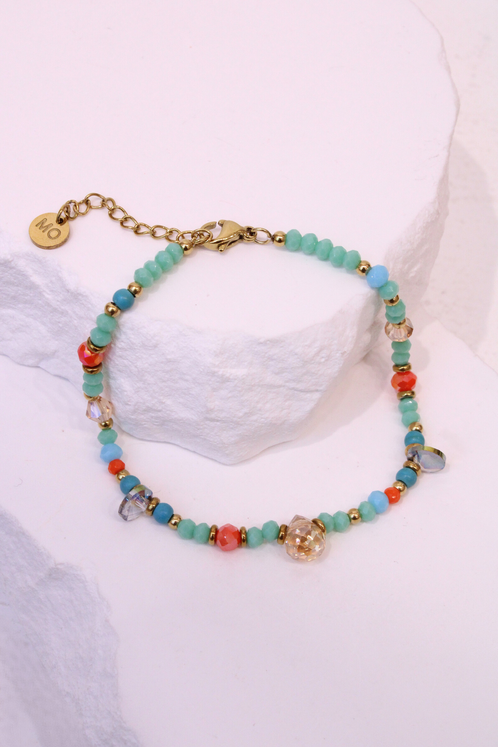 Grossista MAISON OKAMI - Bracciale di perline nere e oro con dettagli di fronte