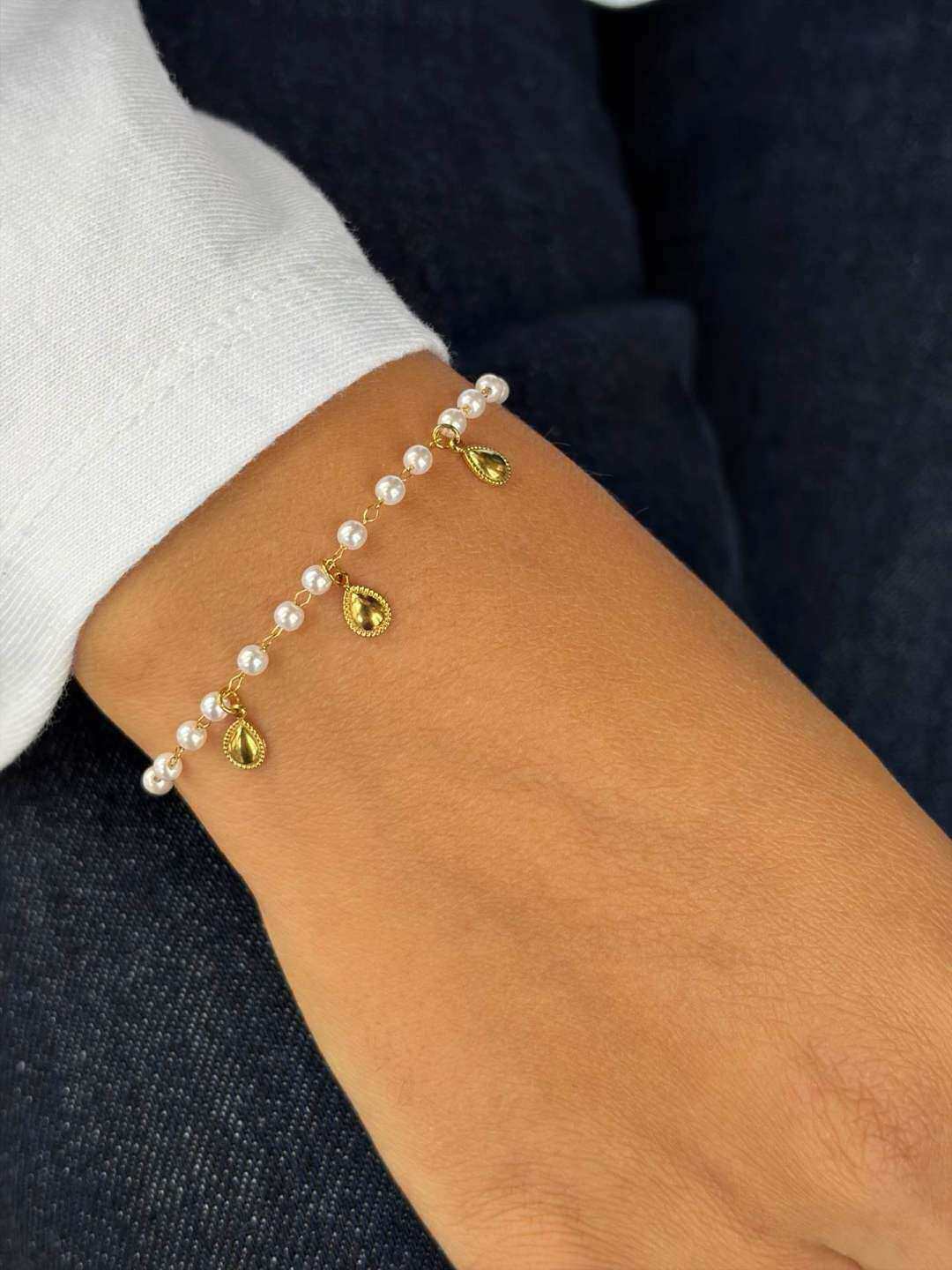 Grossista MAISON OKAMI - Bracciale in Acciaio Inossidabile con Perle e Ciondoli a Forma di Goccia