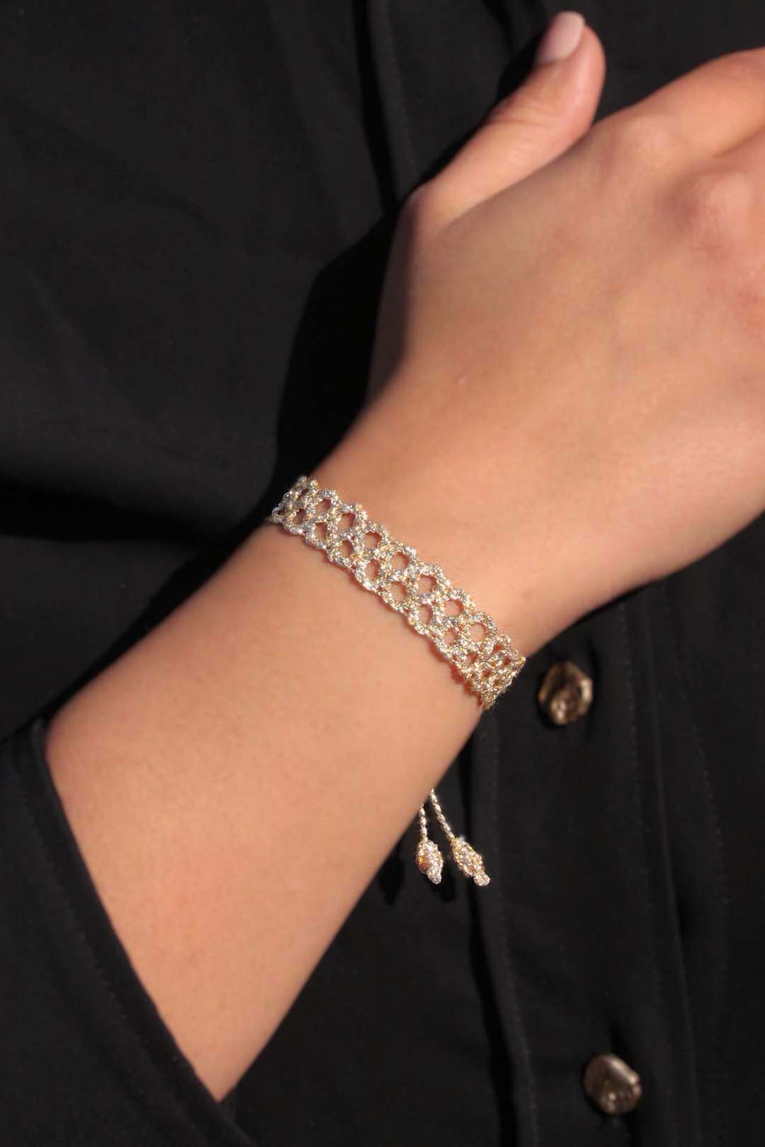 Mayorista MAISON OKAMI - Brazalete calado con borlas