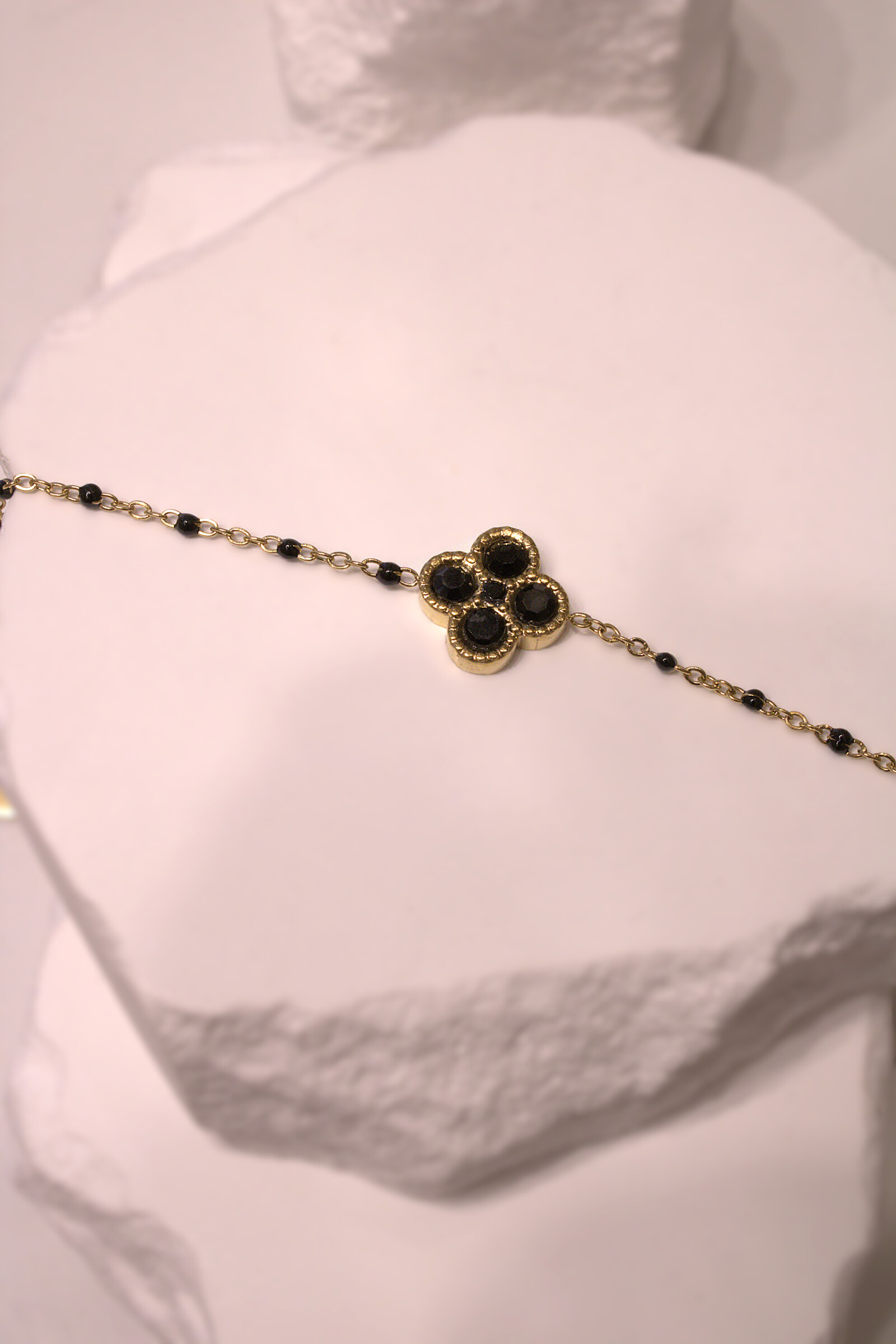 Grossista MAISON OKAMI - Bracciale a trifoglio con perle e pietre naturali su catena sottile