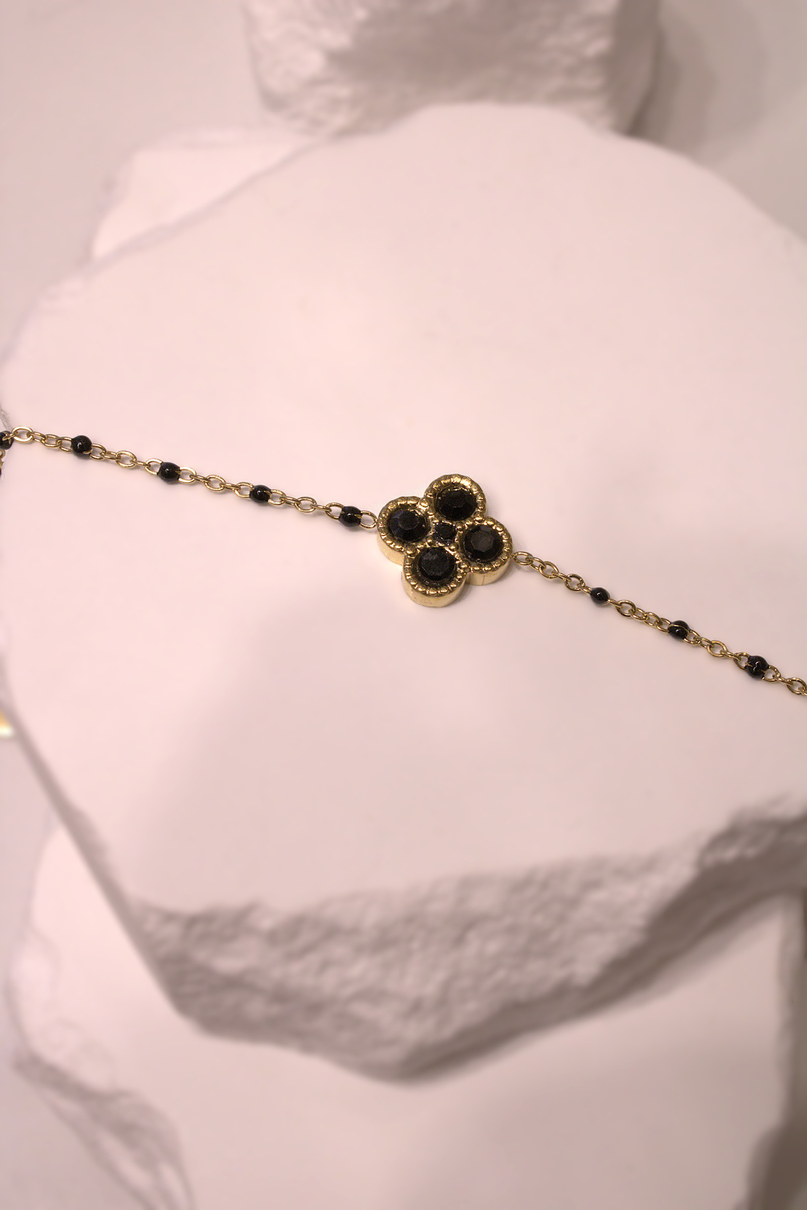 Grossiste MAISON OKAMI - Bracelet trèfle perlé et pierres naturelles sur chaîne fine
