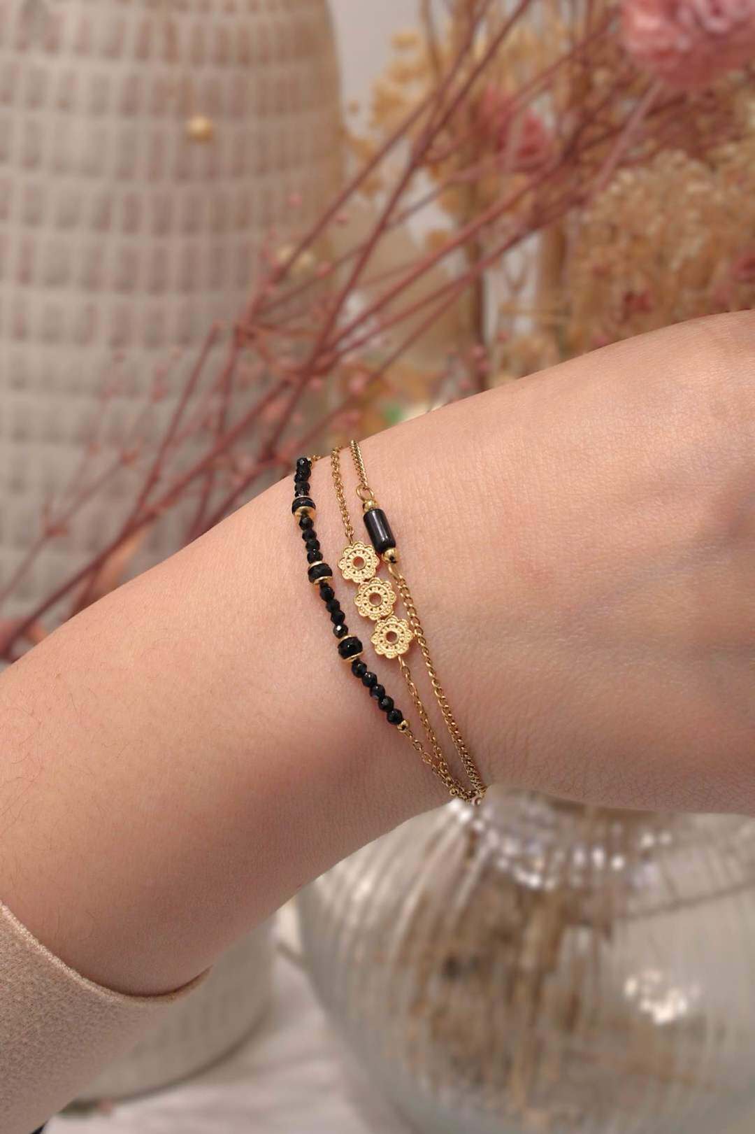 Grossiste MAISON OKAMI - Bracelet délicat en pierre naturelle avec motif en fleur