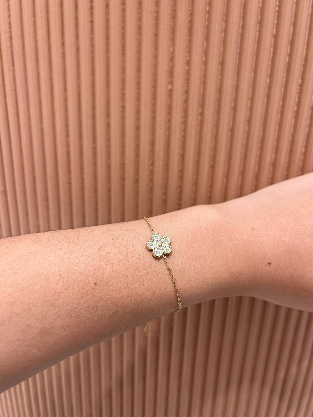 Grossiste MAISON OKAMI - Bracelet fin avec pendentif fleur serti de pierres en Zirconium