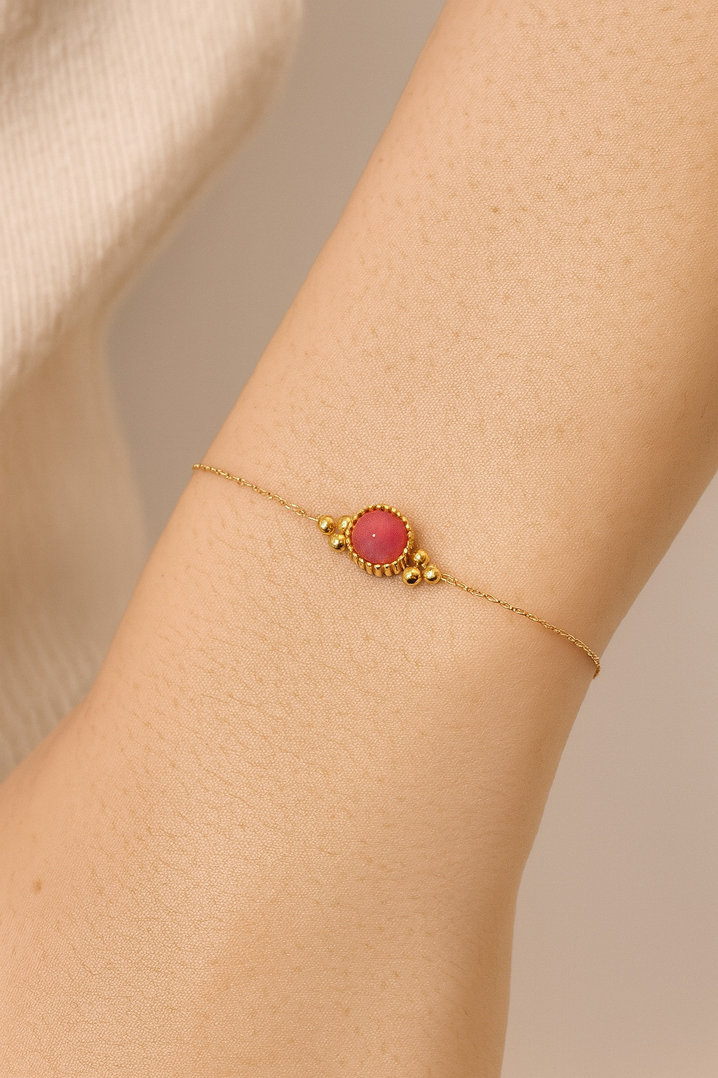 Wholesaler MAISON OKAMI - Thin gold bracelet with round natural stone and textured beads