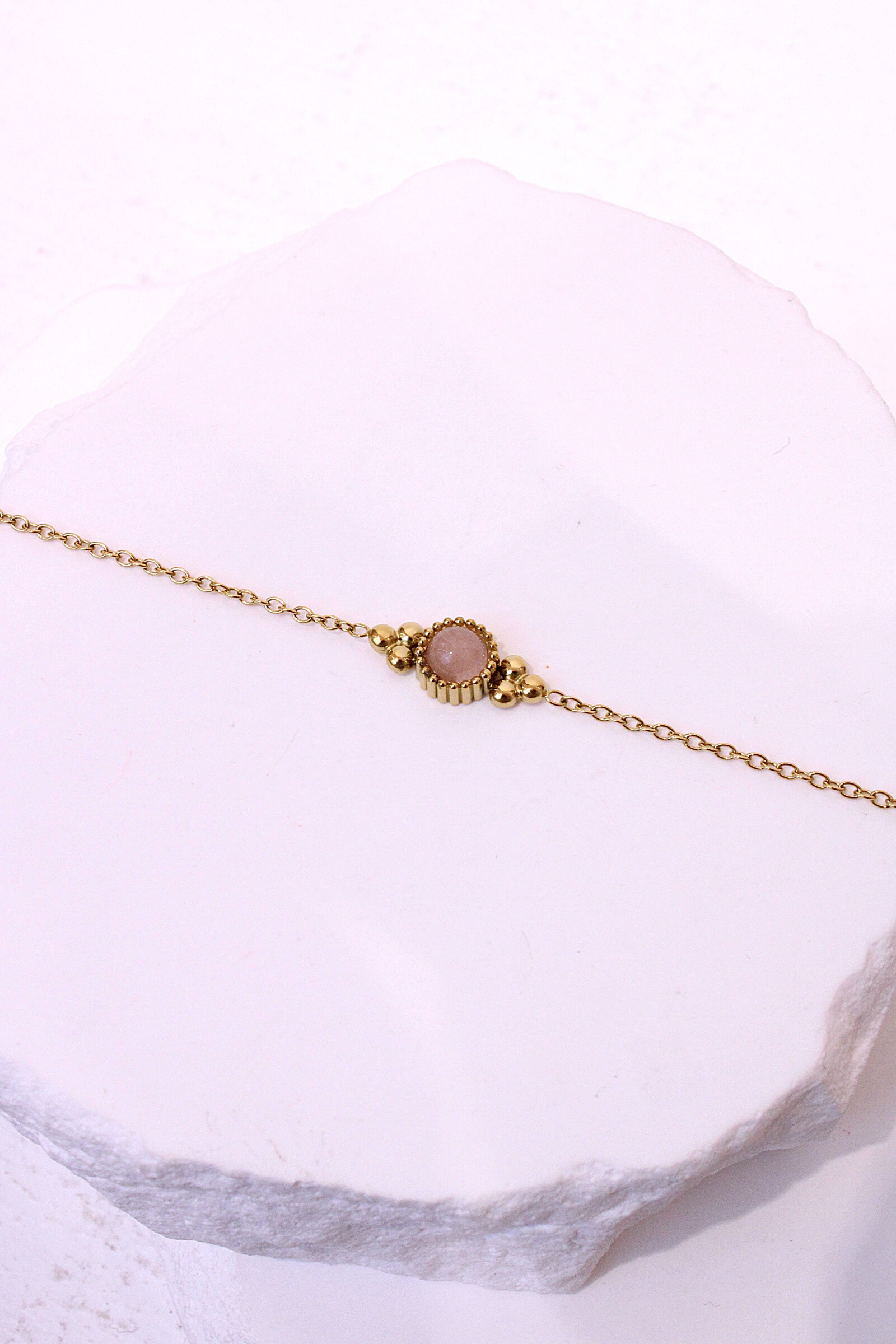 Wholesaler MAISON OKAMI - Thin gold bracelet with round natural stone and textured beads