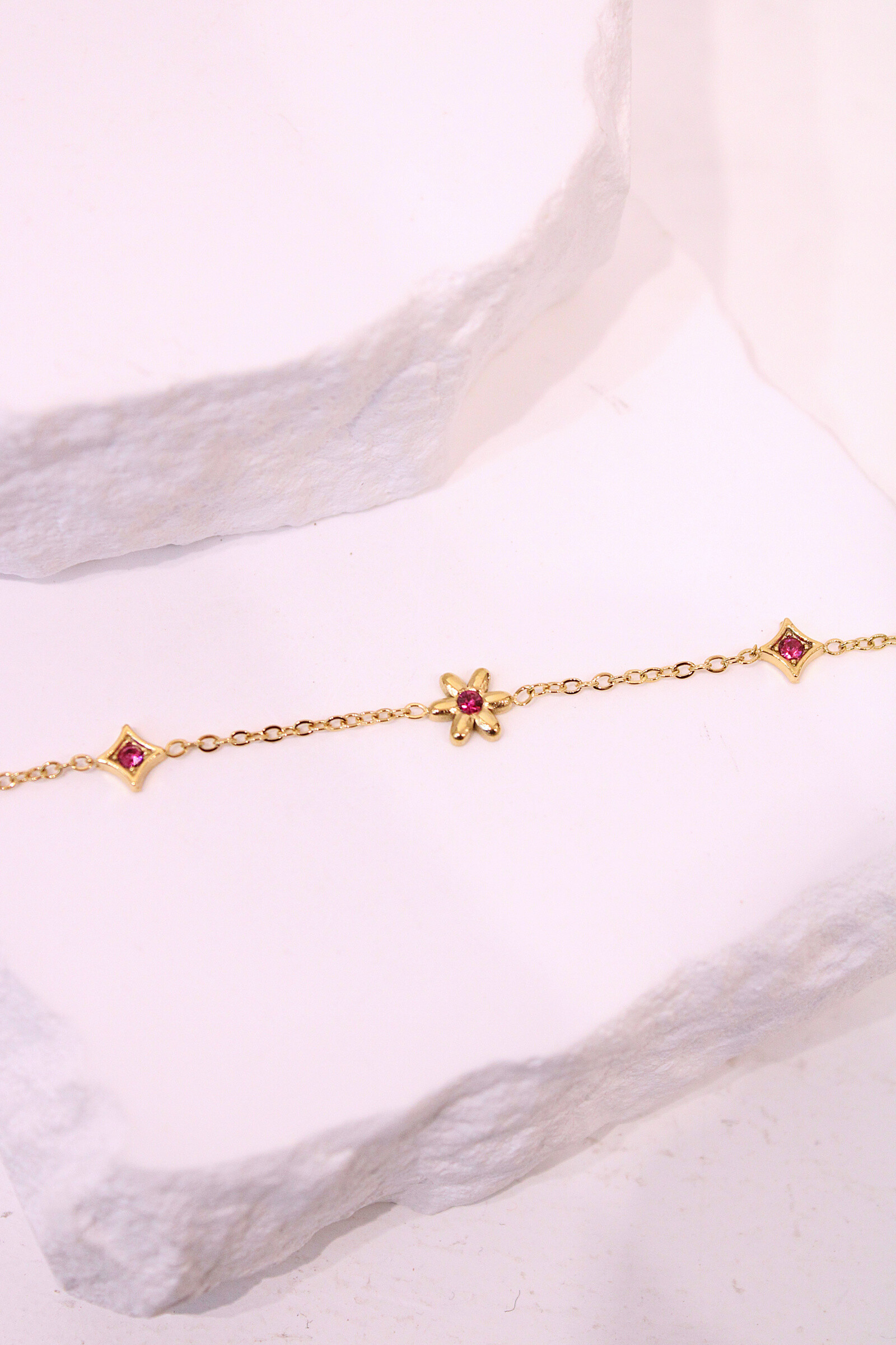 Grossista MAISON OKAMI - Bracciale dorato con fiori stilizzati e zircone centrale