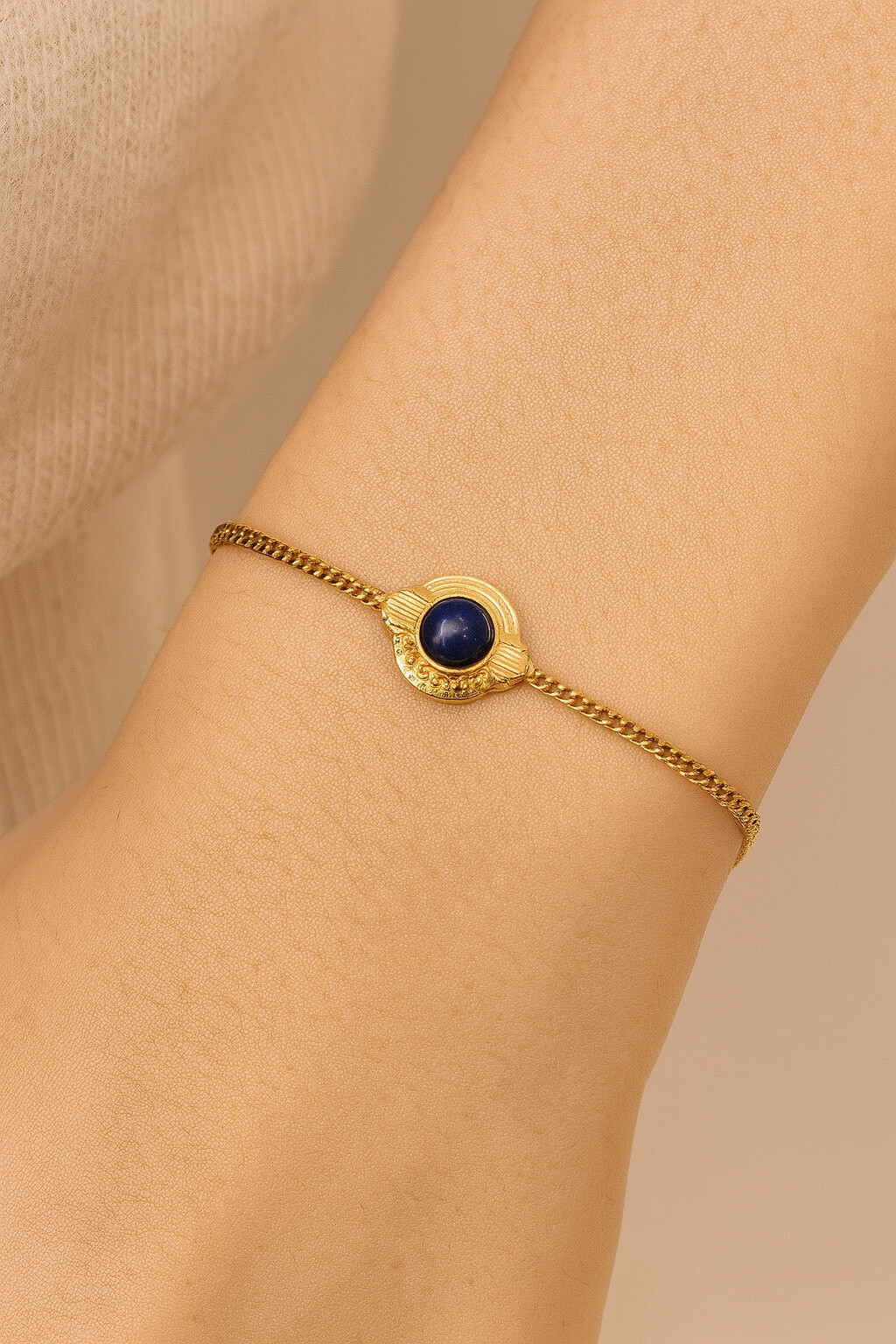 Grossista MAISON OKAMI - Bracciale dorato con catena fine e pietra centrale naturale