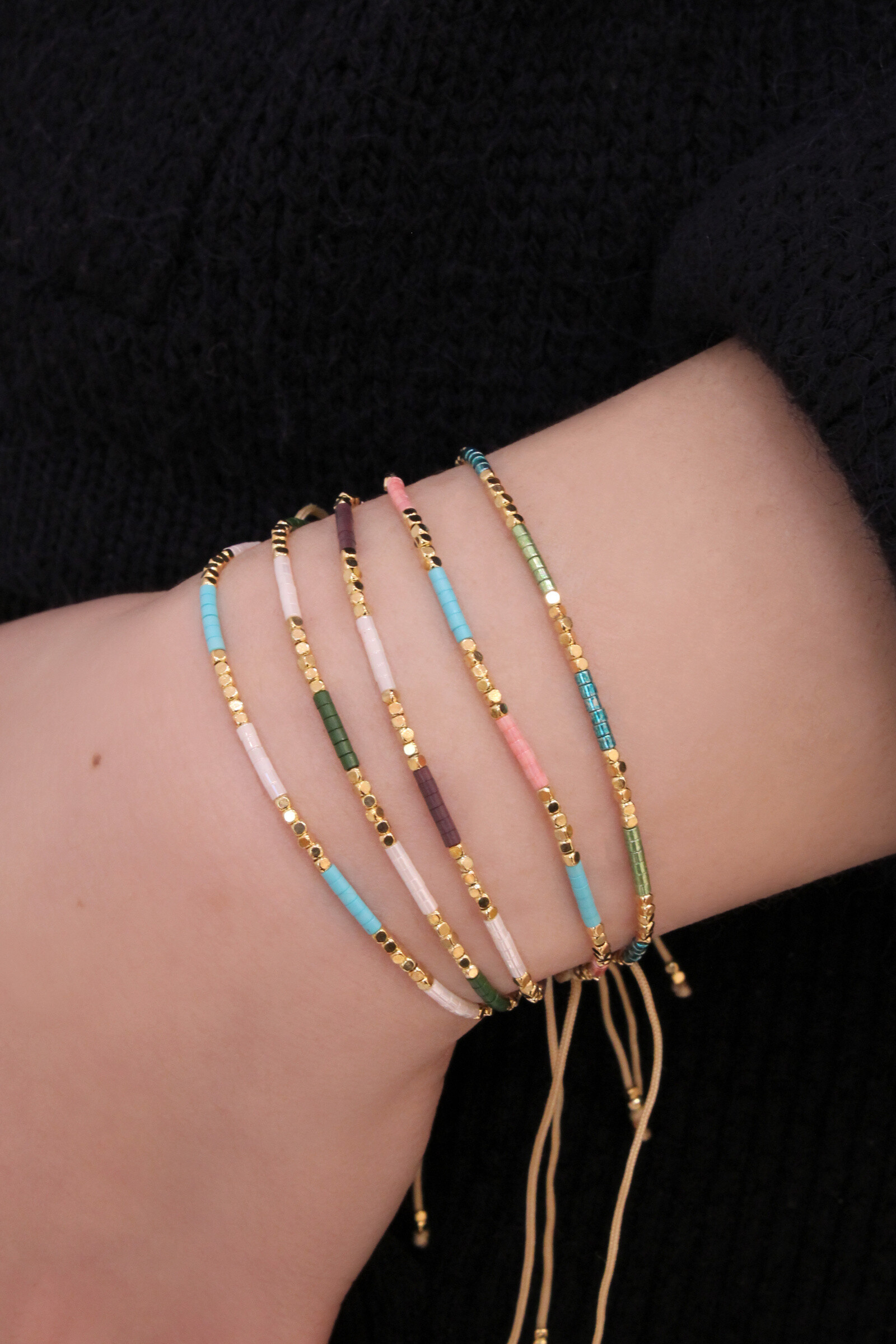 Grossiste MAISON OKAMI - Pack de 24 bracelets minimalistes en perles et fils.