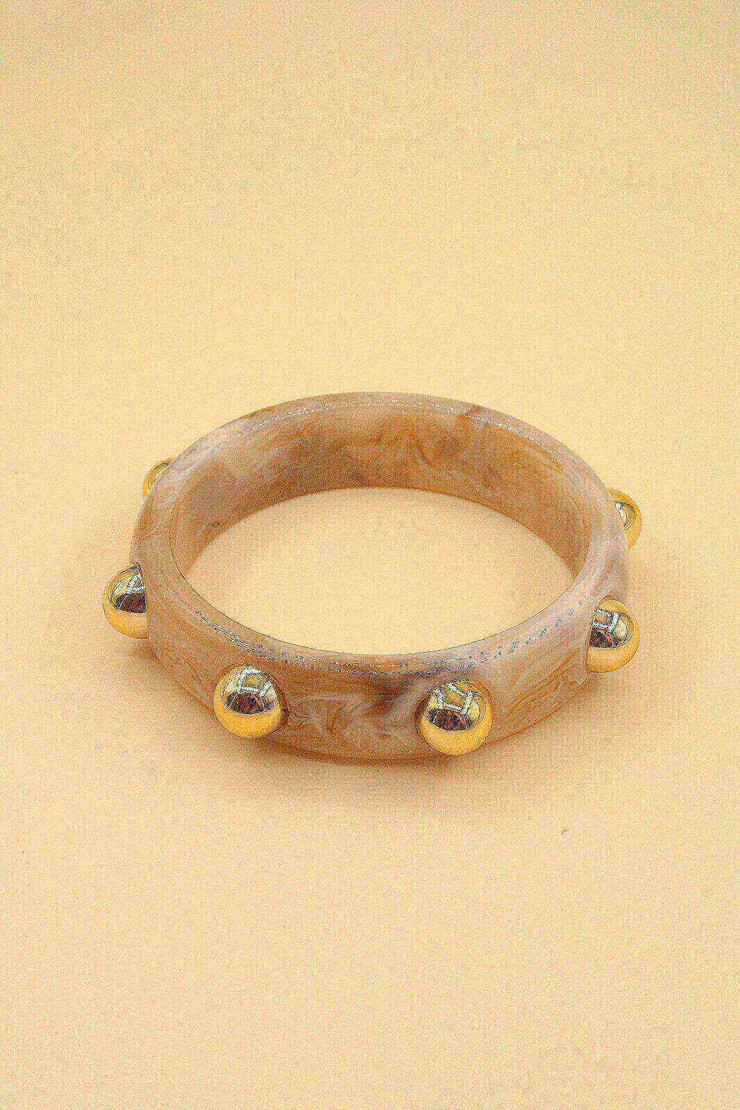 Mayorista MAISON OKAMI - Pulsera tipo bangle con patrones dorados y diseño elegante