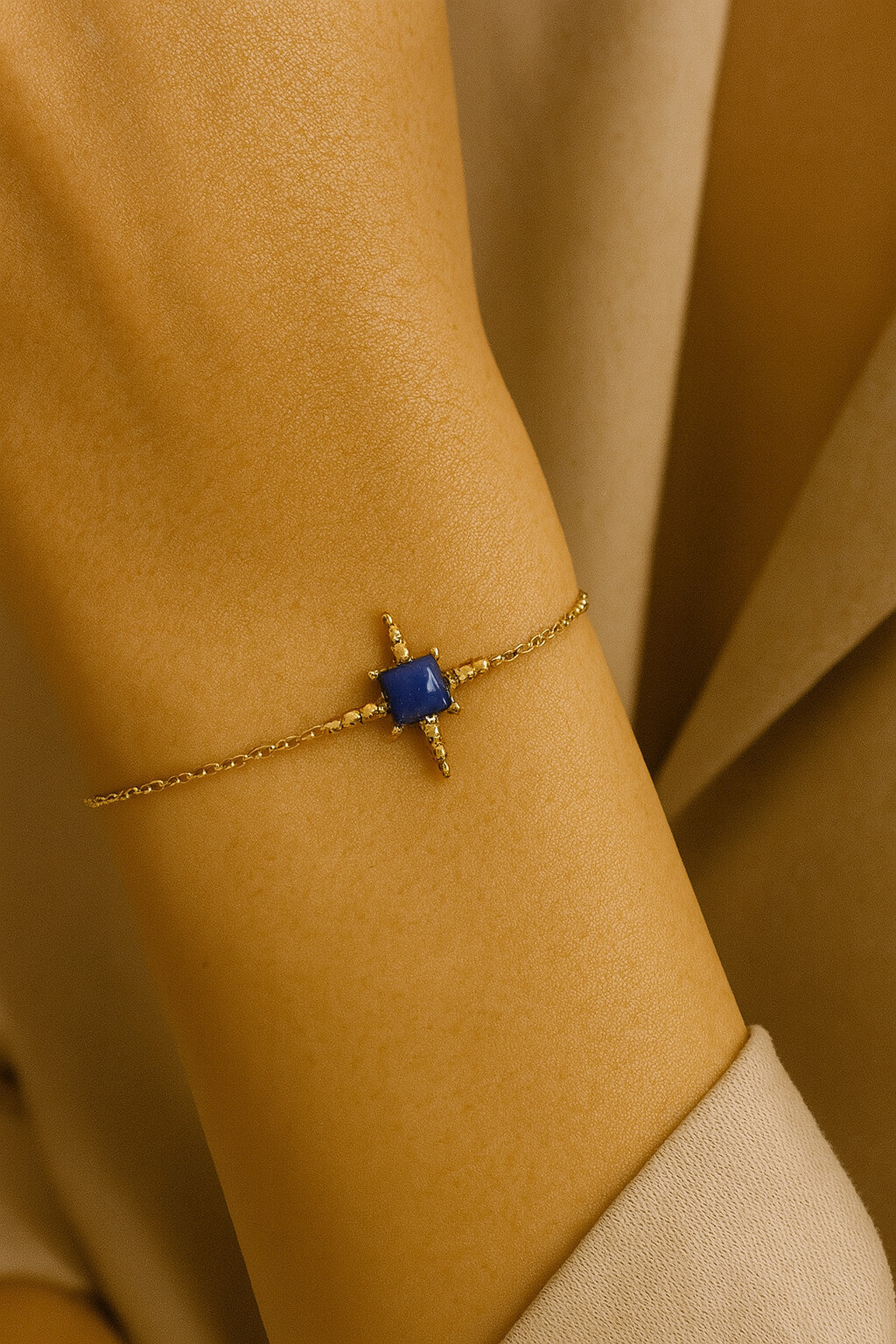 Grossista MAISON OKAMI - Bracciale dorato fine con pietra naturale quadrata e croce stilizzata
