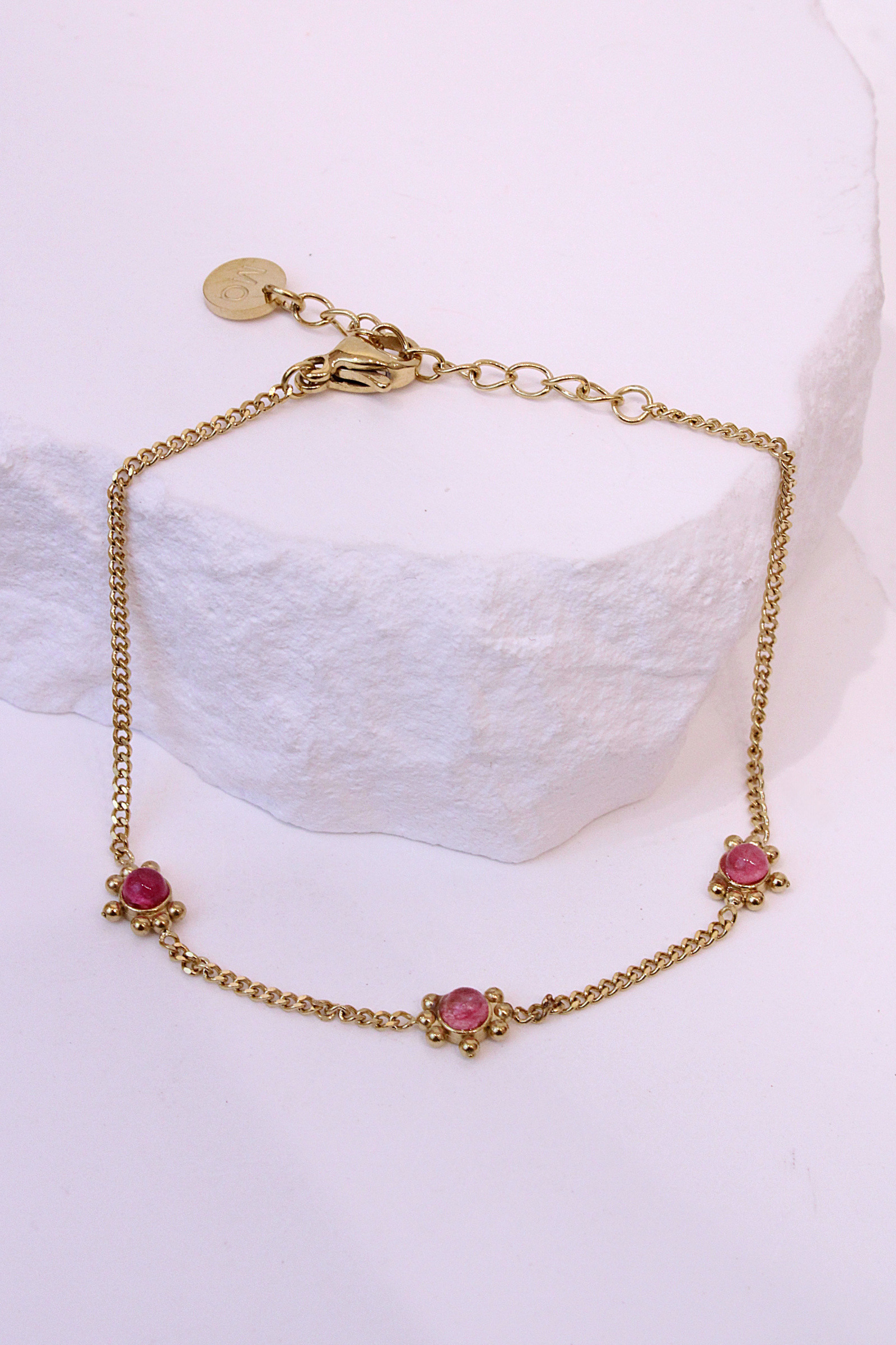Grossiste MAISON OKAMI - Bracelet fin doré – Chaîne délicate et pierres naturelles serties