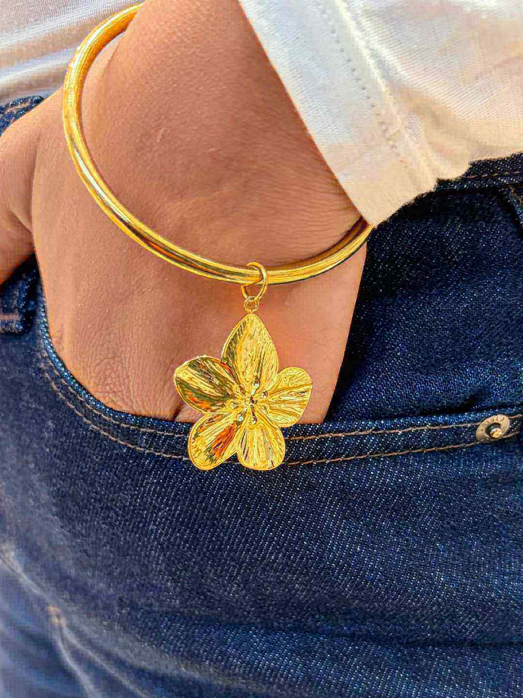Grossista MAISON OKAMI - Bracciale floreale in acciaio inossidabile con chiusura elegante