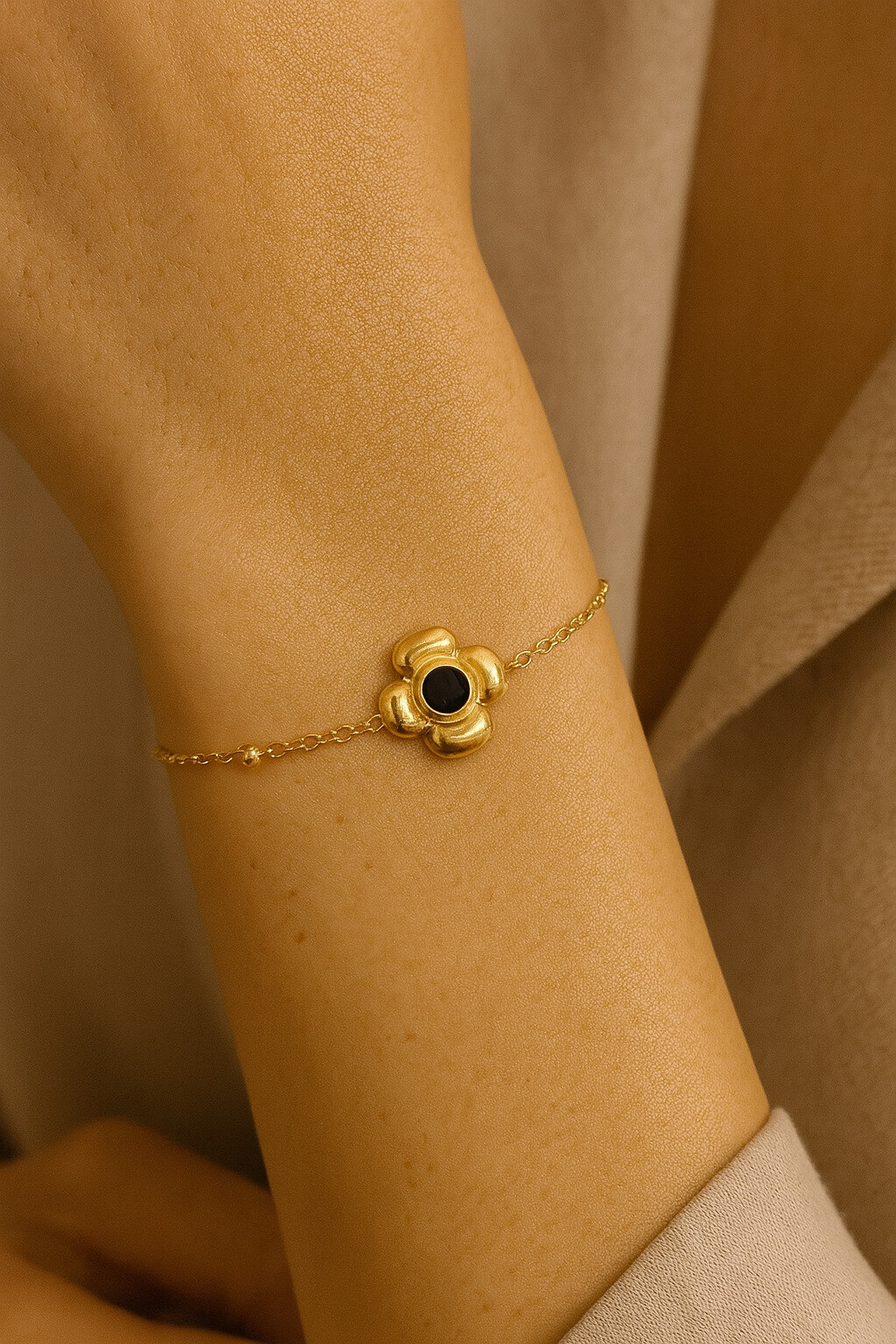 Grossista MAISON OKAMI - Bracciale dorato con motivo floreale e pietra centrale