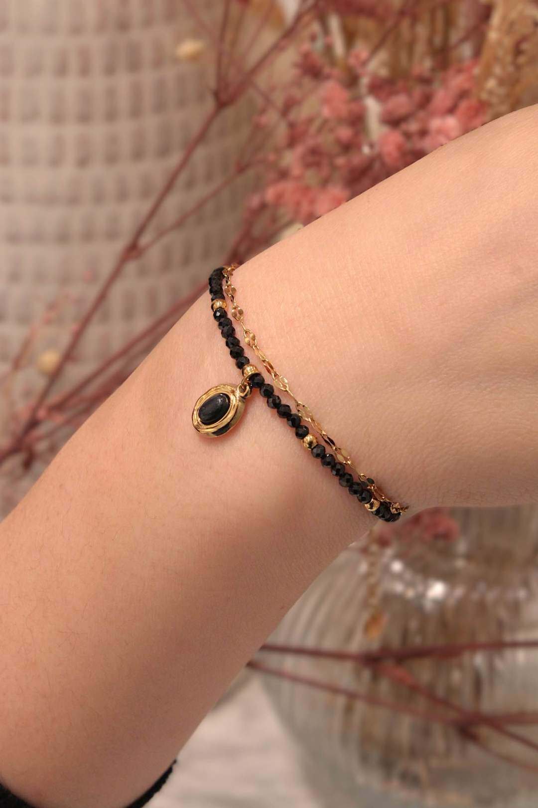 Grossiste MAISON OKAMI - Bracelet en Pierre Naturelle avec Fermoir Doré et Détails Éléguants