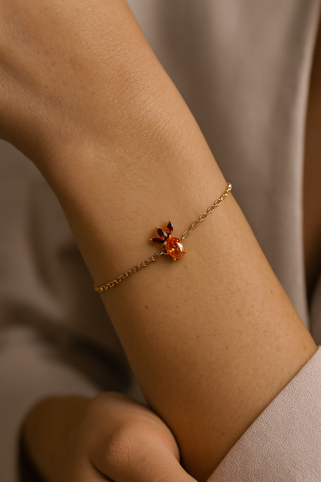 Grossista MAISON OKAMI - Bracciale dorato con pietra ovale e foglie stilizzate