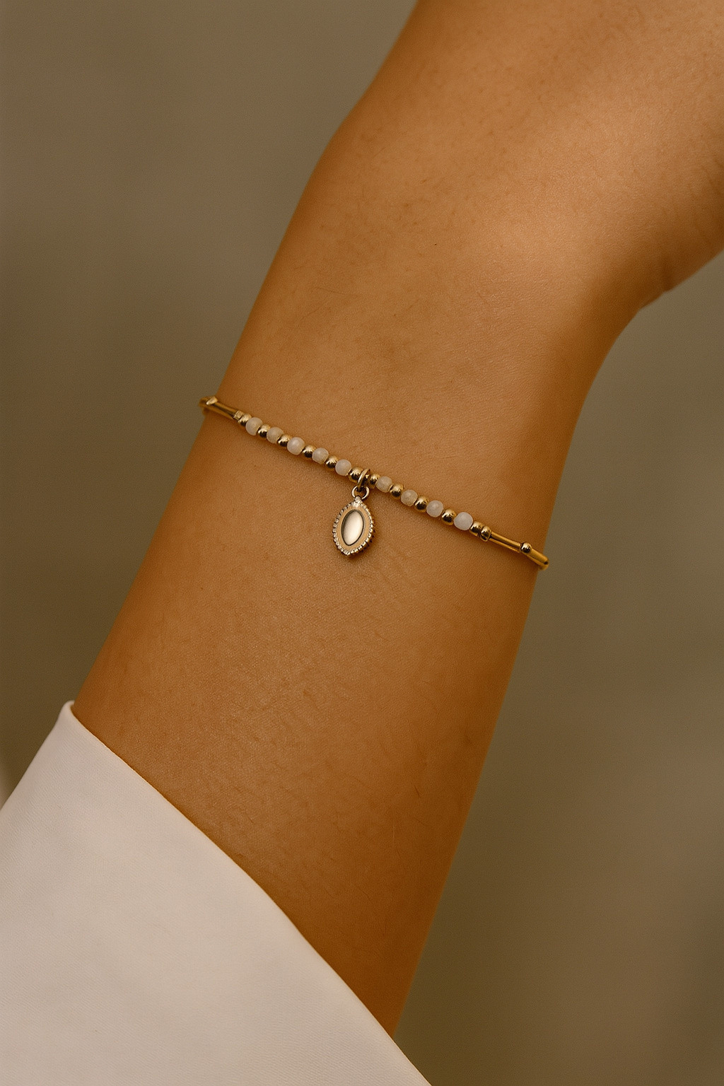 Grossiste MAISON OKAMI - Bracelet perlé avec pendentif goutte noire