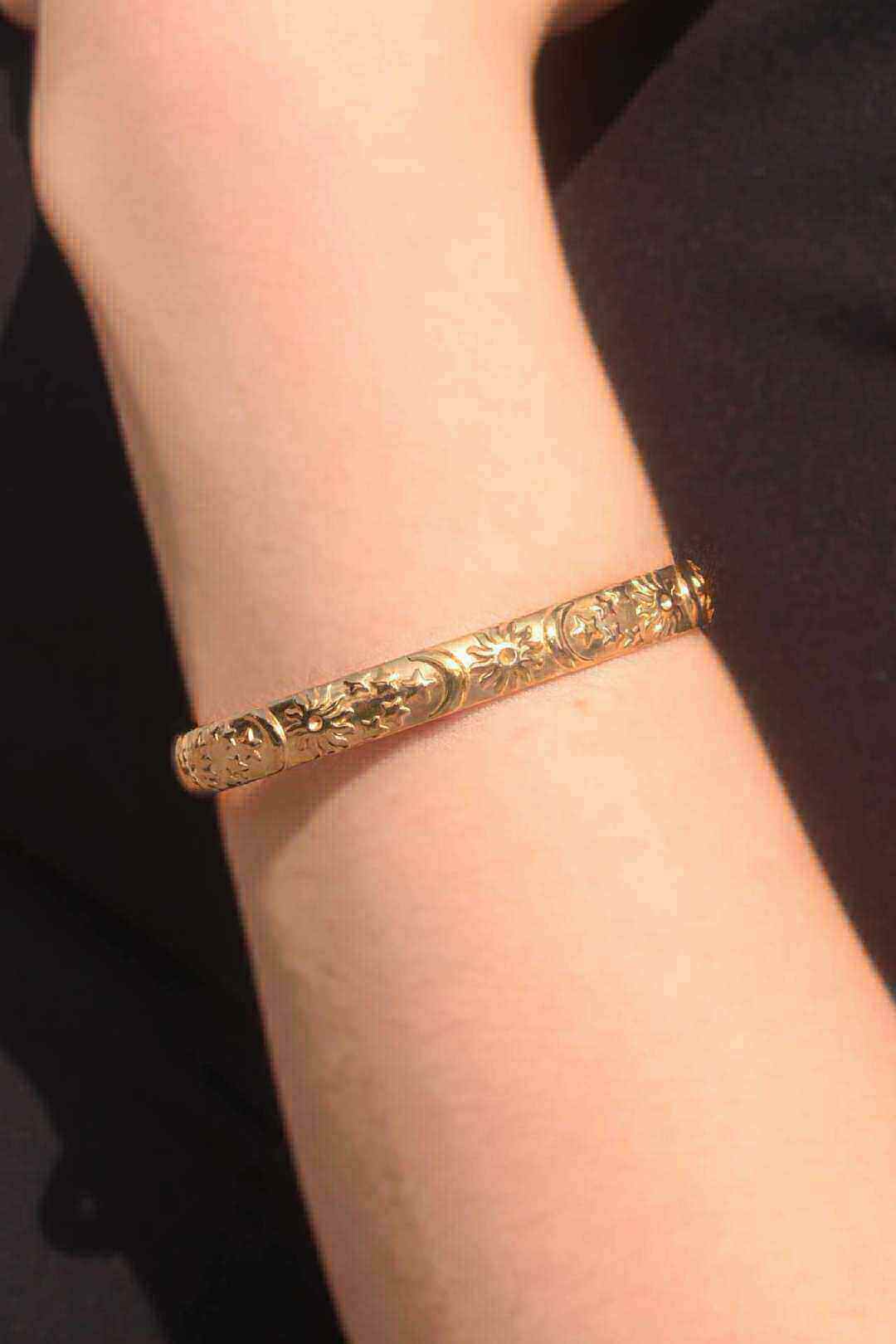 Mayorista MAISON OKAMI - Brazalete de Acero Inoxidable con Motivo Floral
