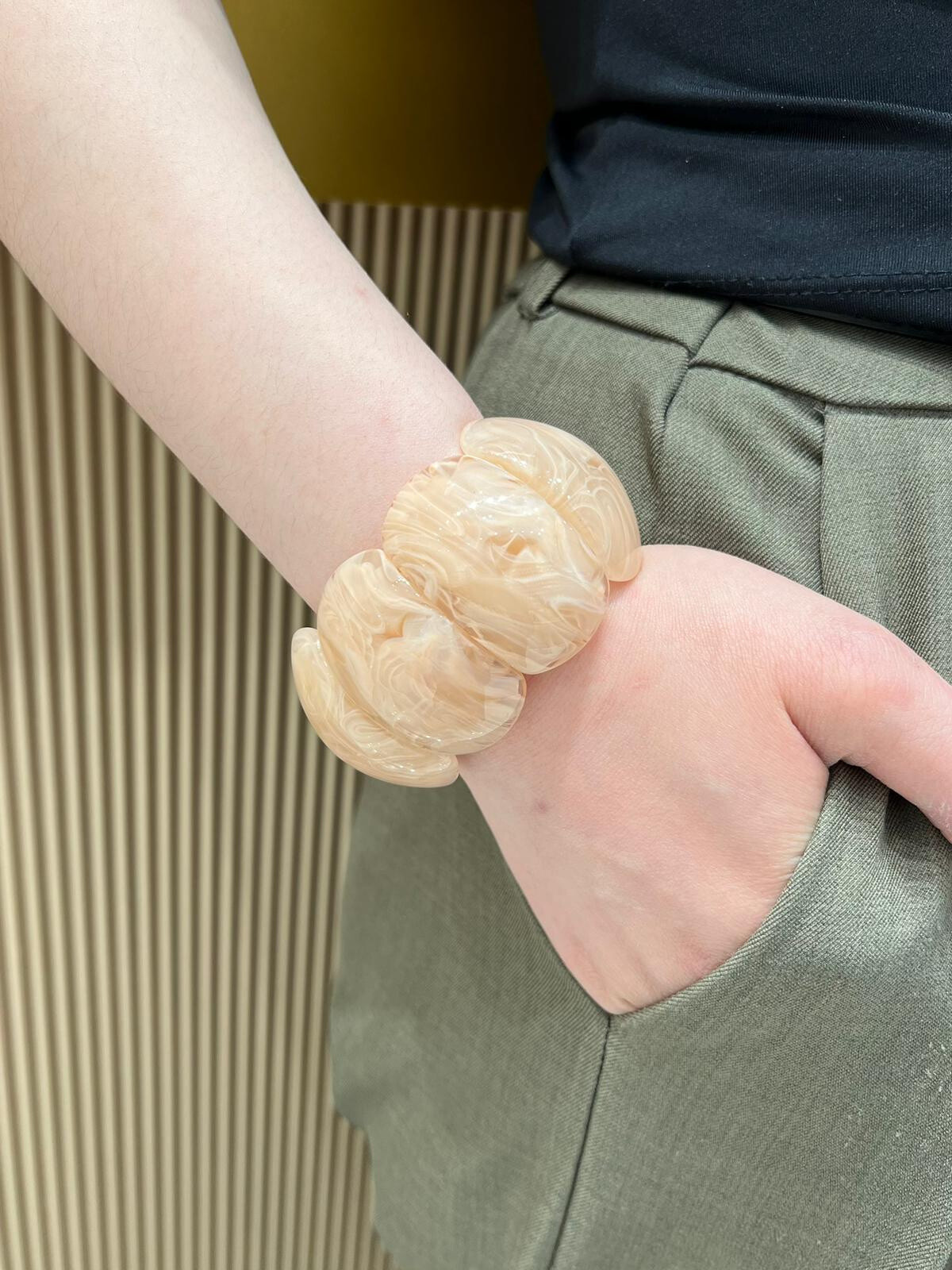 Mayorista MAISON OKAMI - Brazalete de resina grande veloz