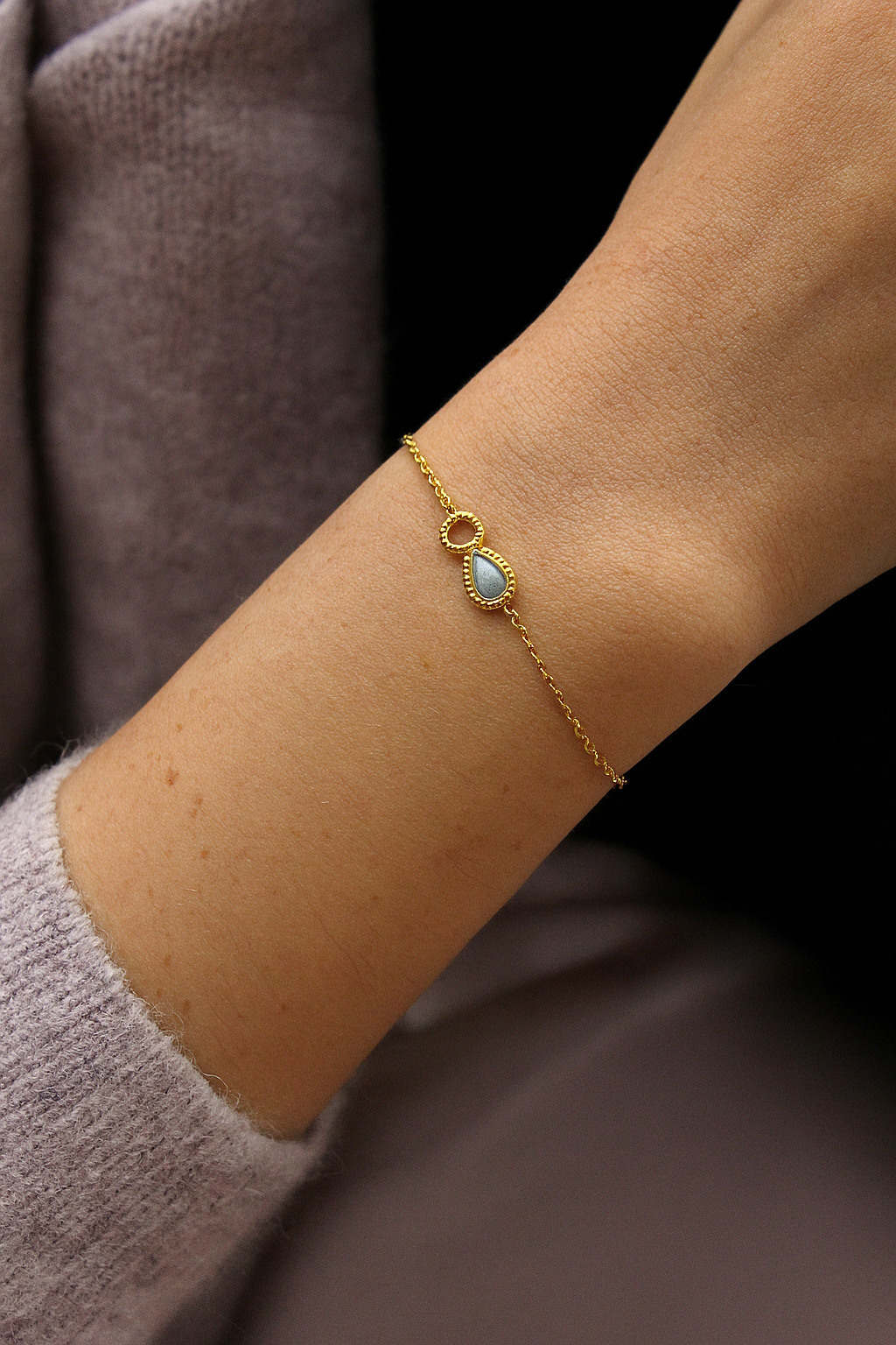 Grossiste MAISON OKAMI - Bracelet fin pendentif goutte – Pierre naturelle et maillons dorés