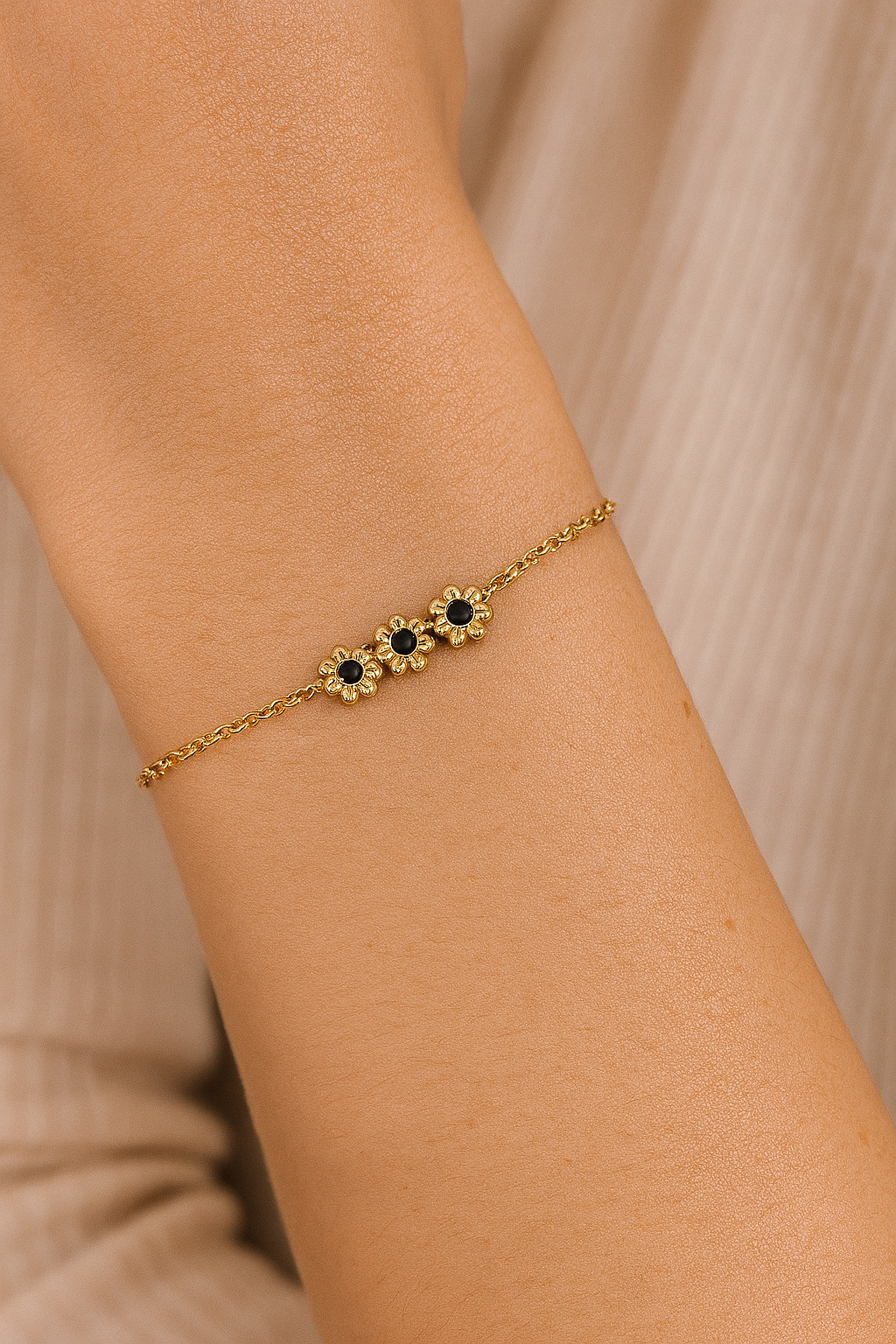 Grossiste MAISON OKAMI - Bracelet fleurs minimalistes – Chaîne fine et finition dorée