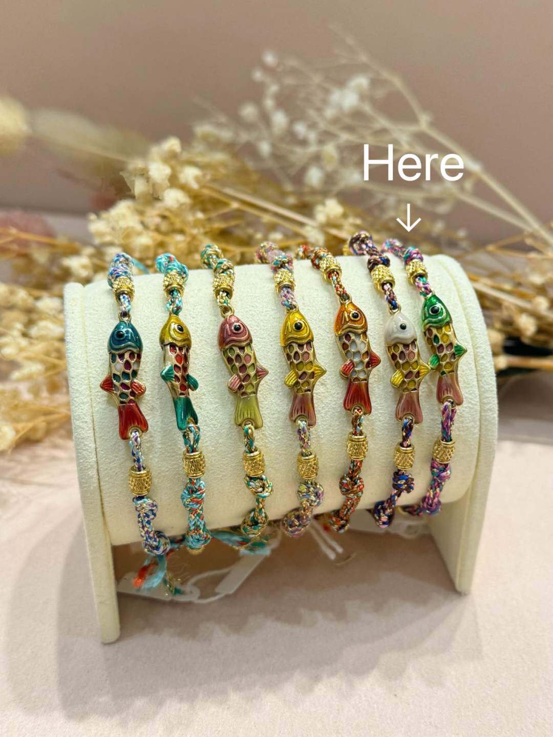 Grossista MAISON OKAMI - Bracciale con cordoncino e ciondolo a forma di pesce in acciaio inox
