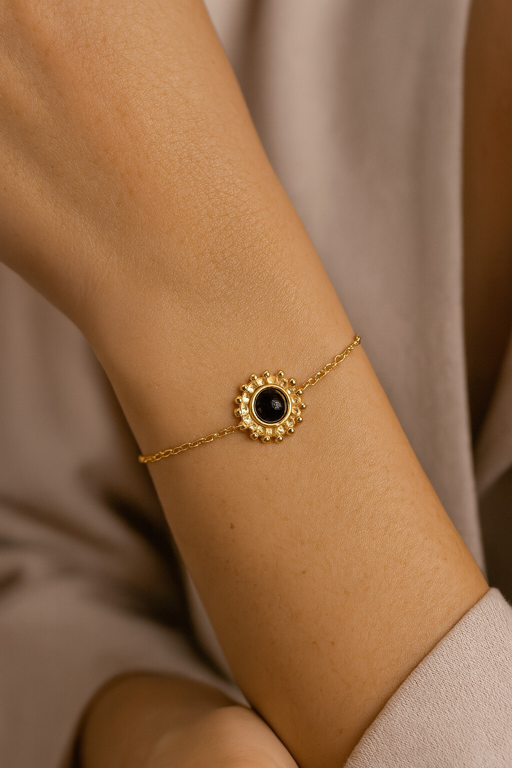Grossista MAISON OKAMI - Bracciale dorato con medaglione testurizzato e pietra naturale centrale
