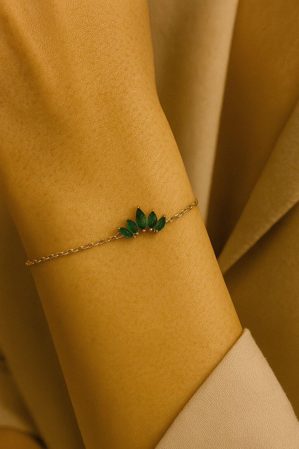 Grossista MAISON OKAMI - Bracciale raffinato a cristalli a ventaglio