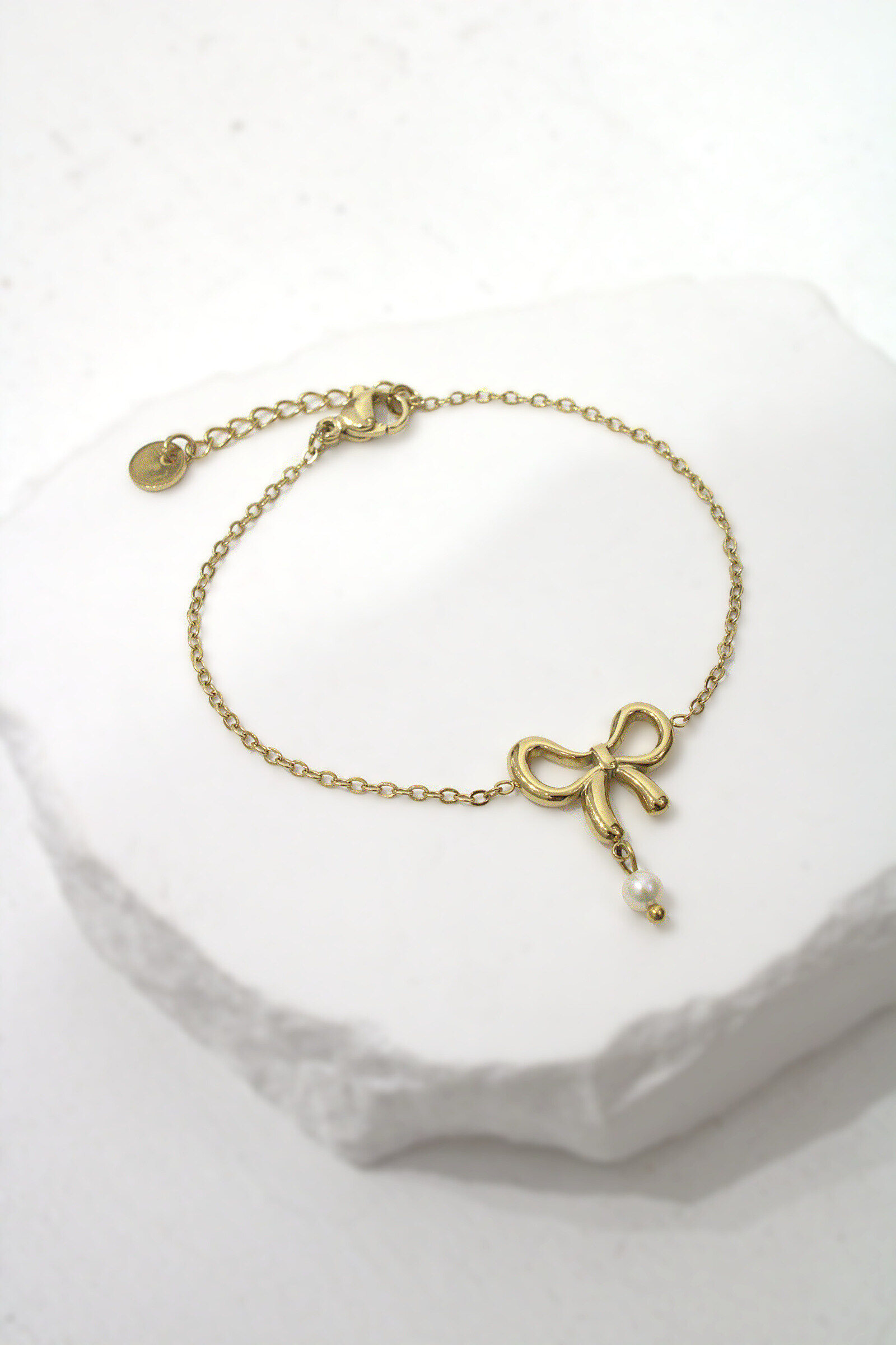 Grossiste MAISON OKAMI - Bracelet fin nœud doré avec perle pendante